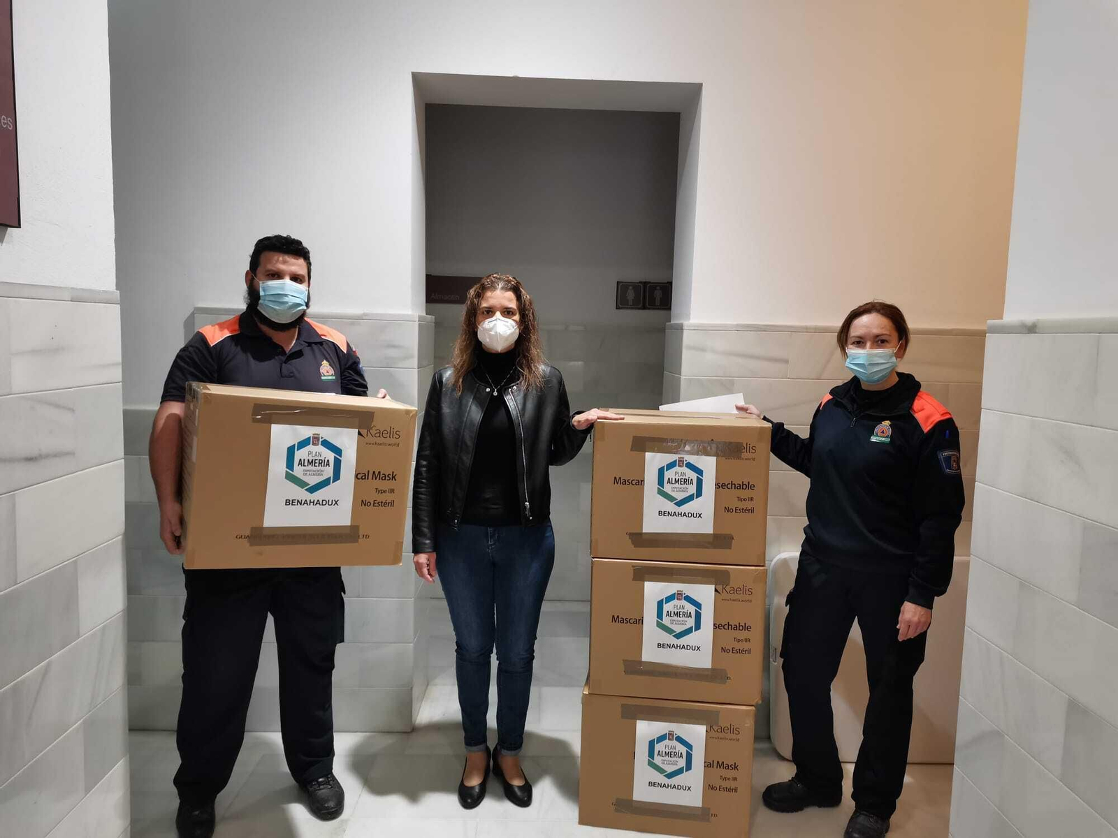 Protección Civil entrega las mascarillas en Benahadux.