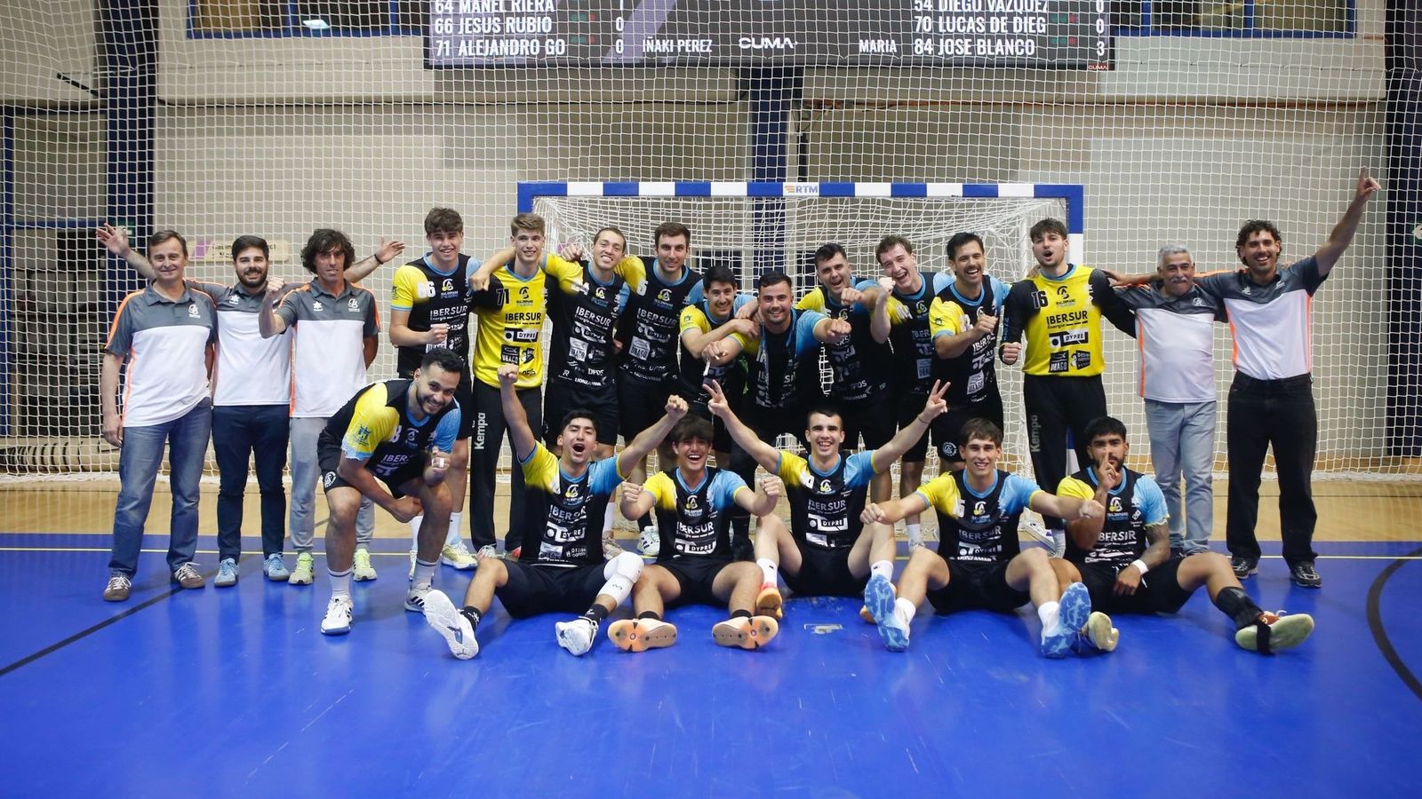 La plantilla del BM Ciudad de Algeciras, junta tras su última victoria de la temporada.