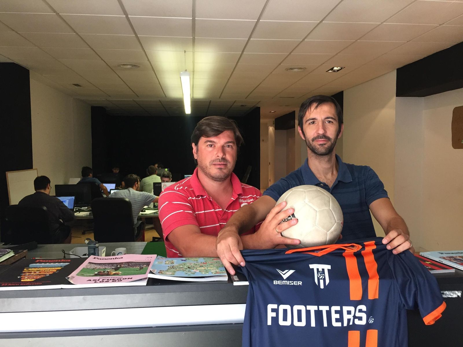 Julio Fariñas y José Miguel Sánchez, socios fundadores de 'Footters', posan en su sede sevillana.