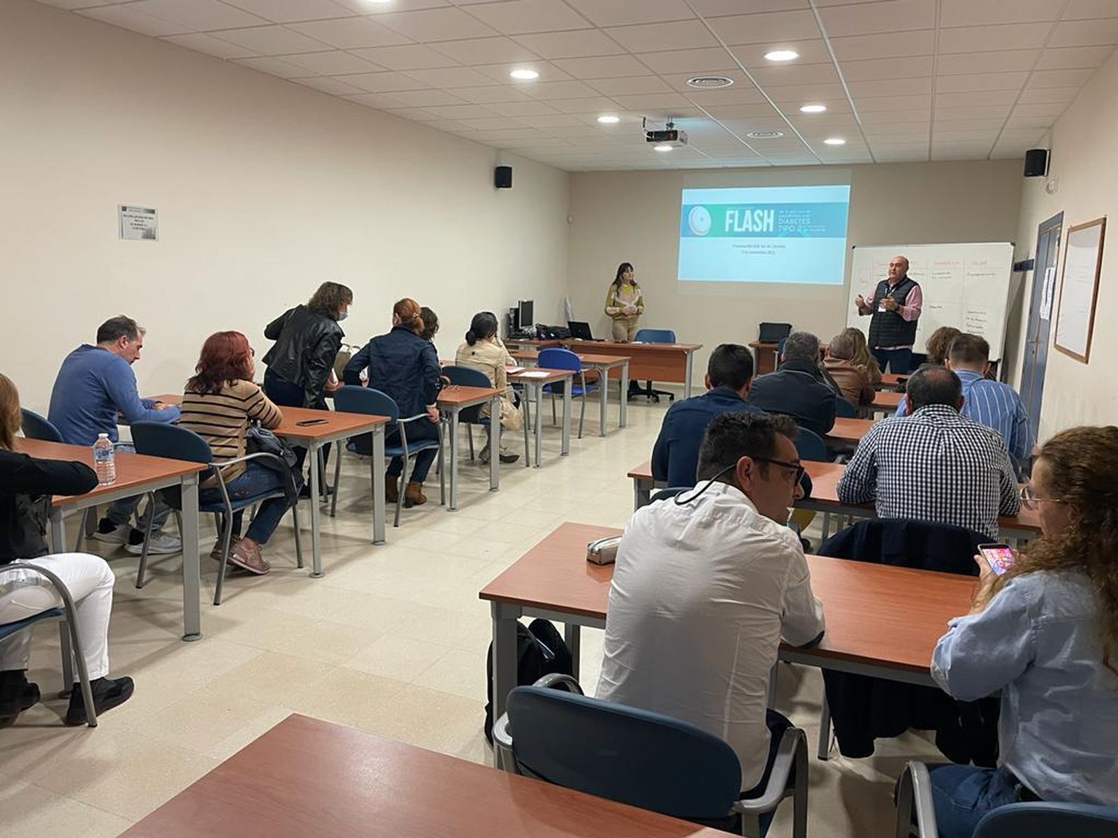 Profesionales sanitarios del Área Sur de Córdoba se forman en sistema flash para personas diabéticas