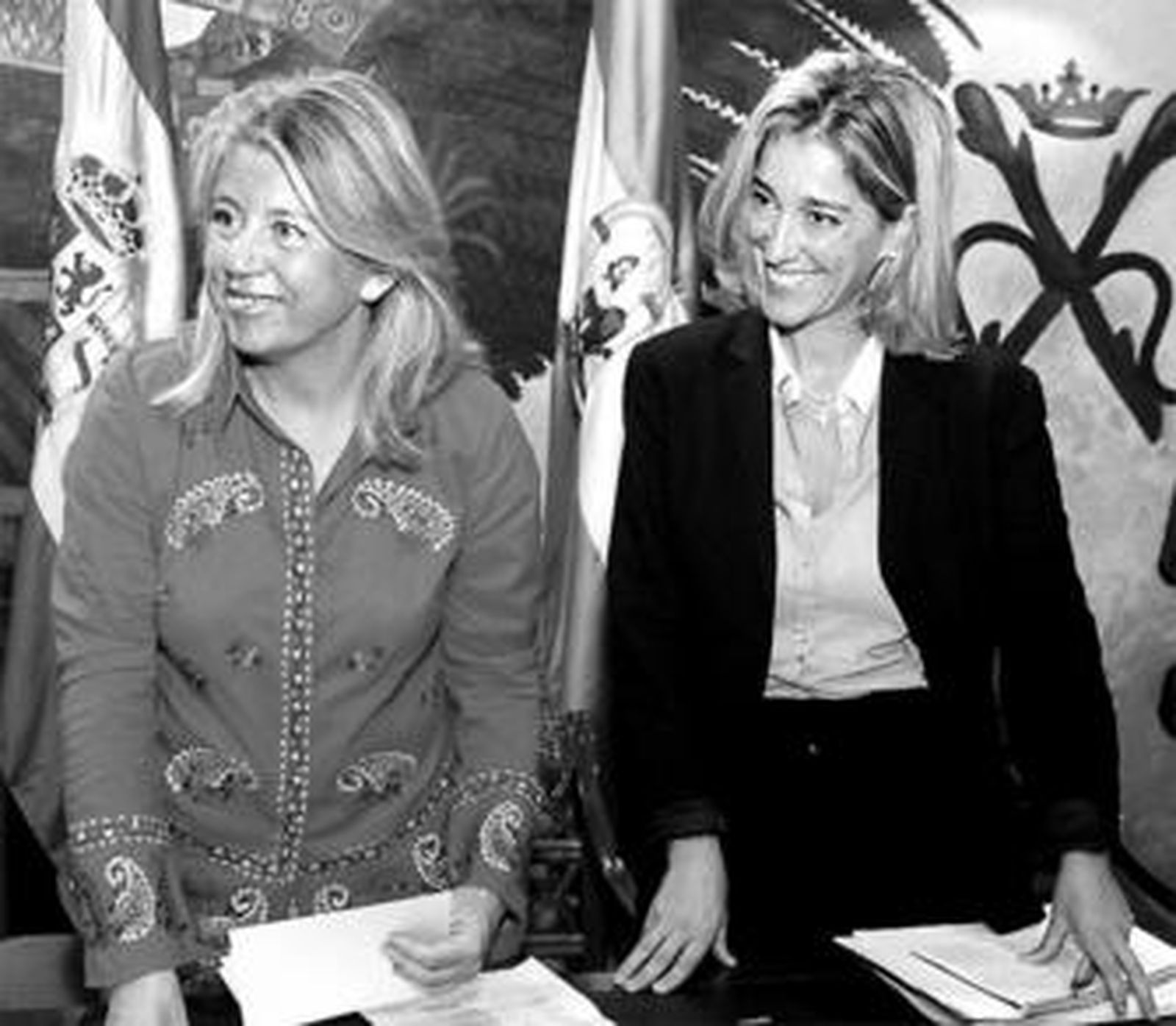 Ángeles Muñoz, a la izquierda, presentando ayer el nuevo texto urbanístico.