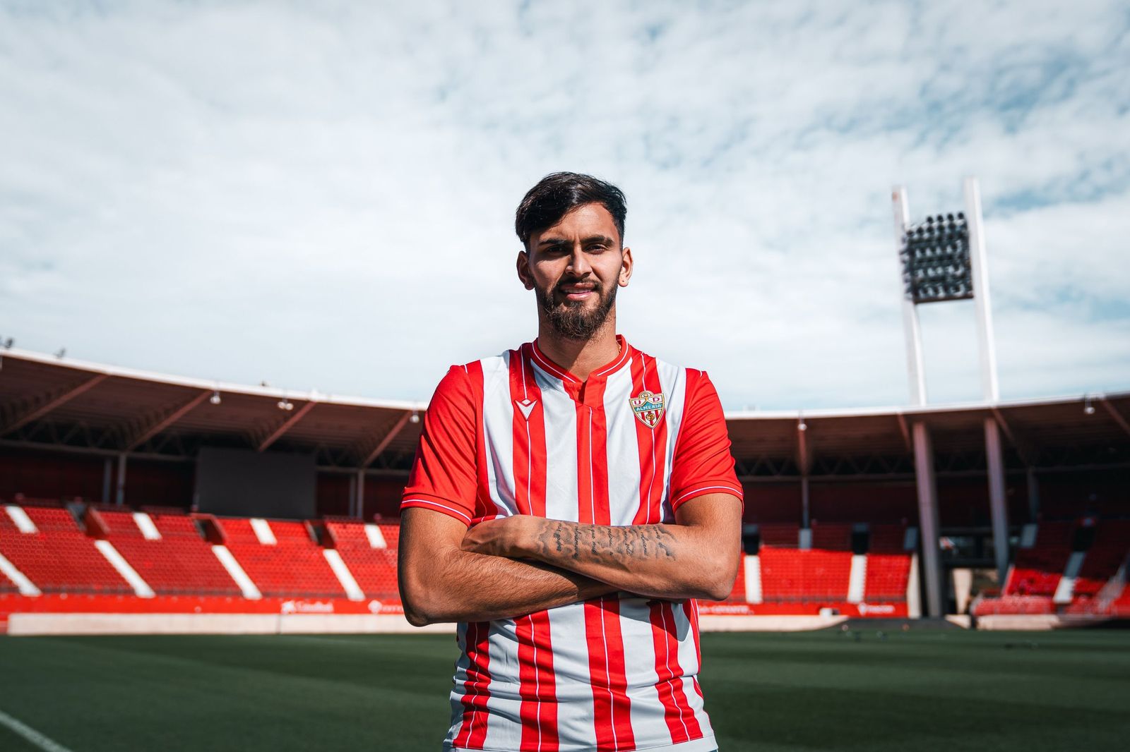 El central alicantino con la camiseta de su nuevo equipo en el Estadio de los Juegos Mediterráneos.
