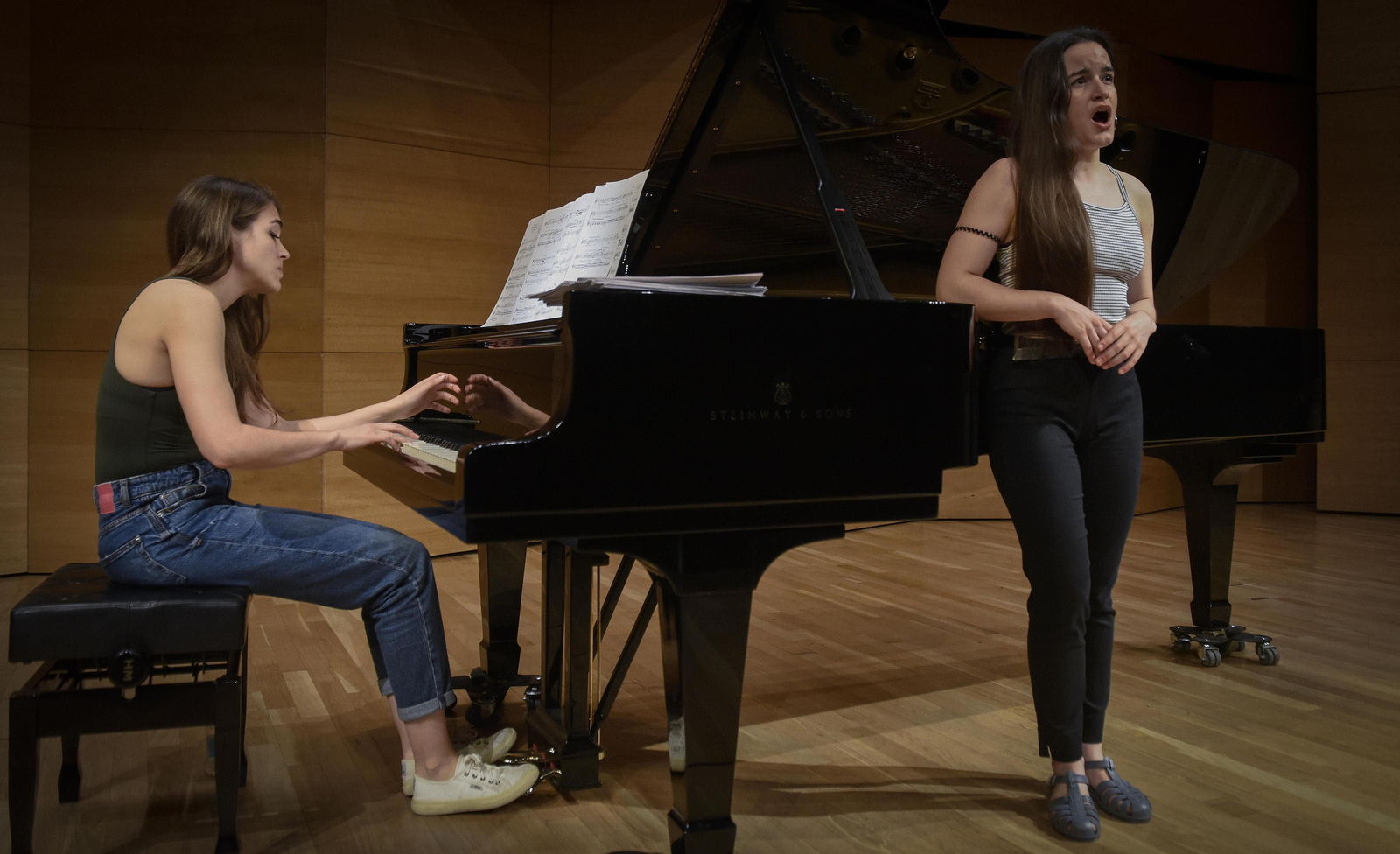 Natalia Labourdette y Victoria Guerrero en el ensayo matinal previo a su concierto