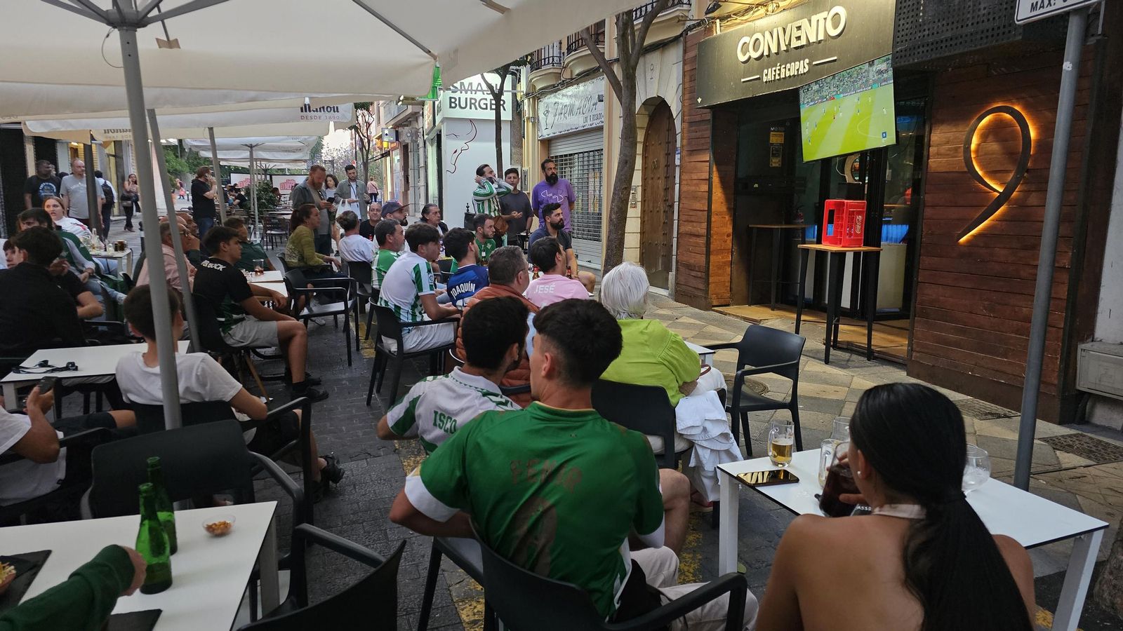 Así vivieron los béticos de Algeciras la final de la Conference League contra el Chelsea en el Botanic