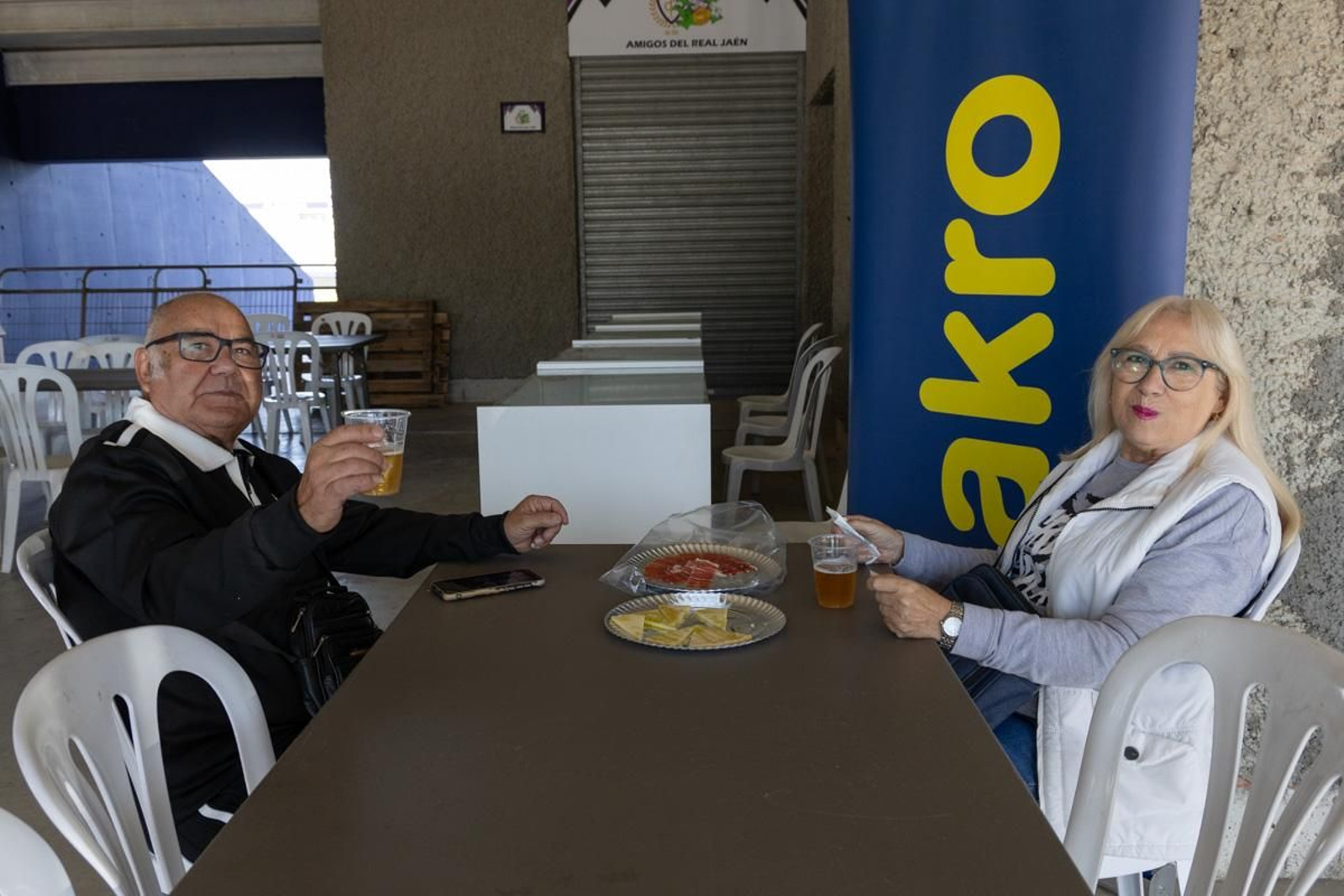 La afición del Real Jaén se vuelca con la paella solidaria por los afectados de la DANA, en imágenes