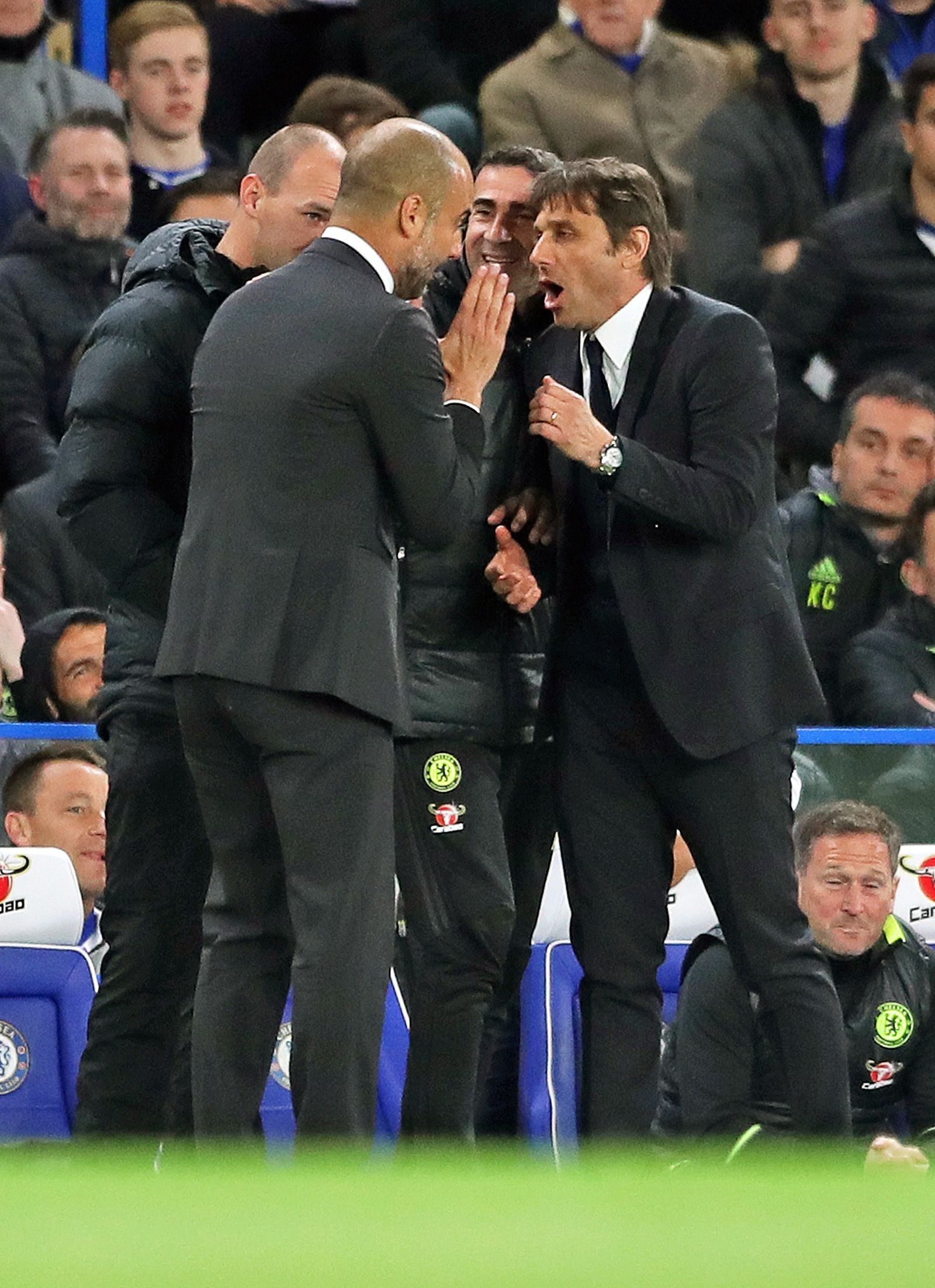 Guardiola dialoga con Conte.