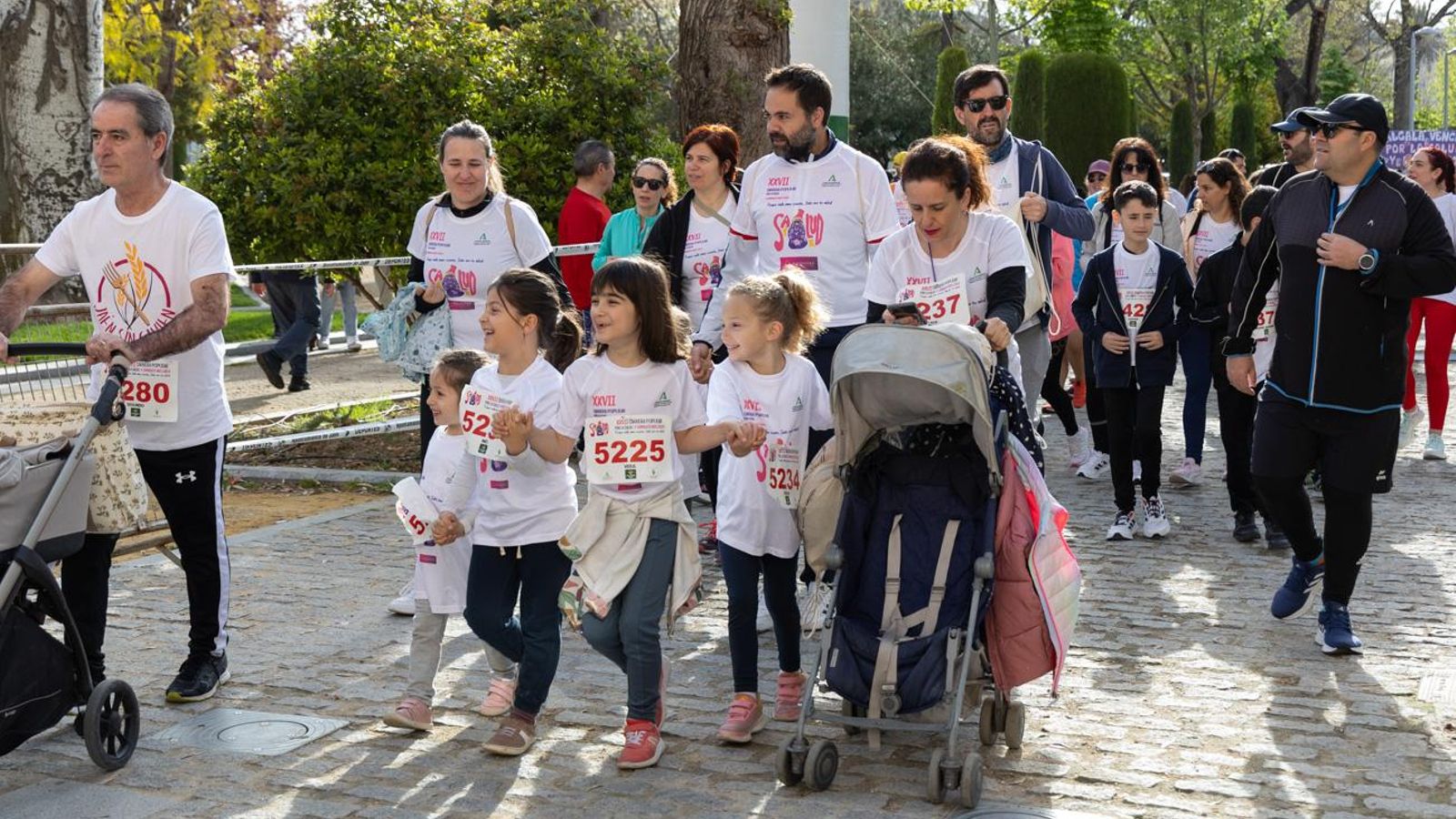 Más de 2.100 participantes corren para promover la salud en Jaén, en imágenes (1)