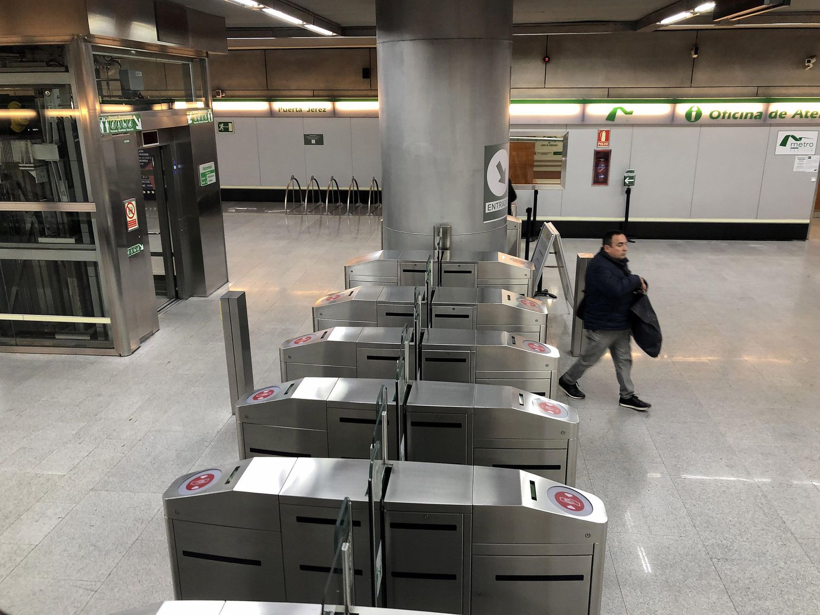 Puertas de acceso para el andén del Metro durante las horas de paro parcial.