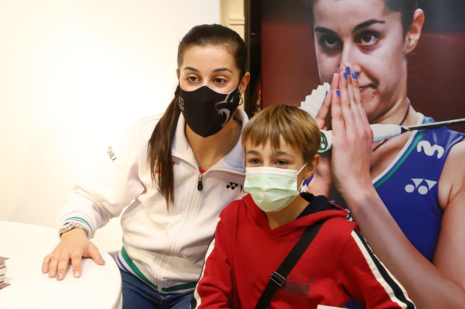 Huelva 2021: Carolina Marín firma autógrafos en el Corte Inglés de Huelva durante el Mundial de Bádminton