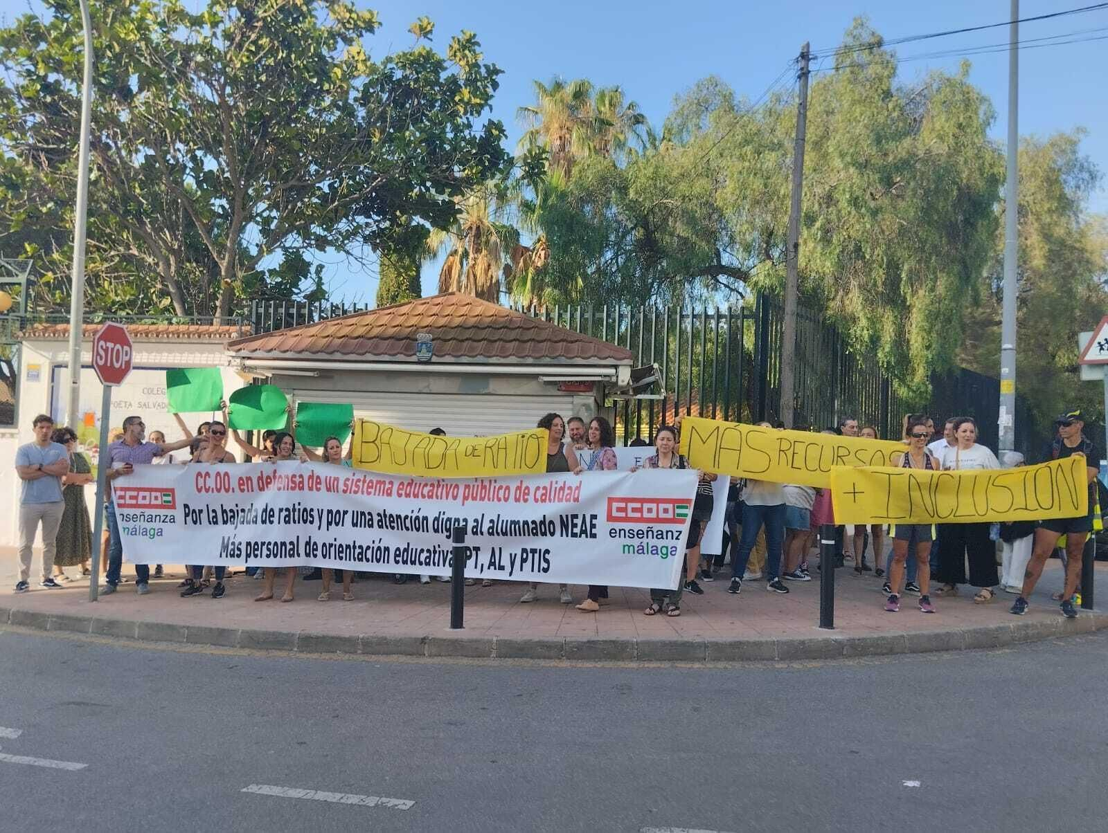 La concentración celebrada hoy en el colegio Poeta Salvador Rueda.
