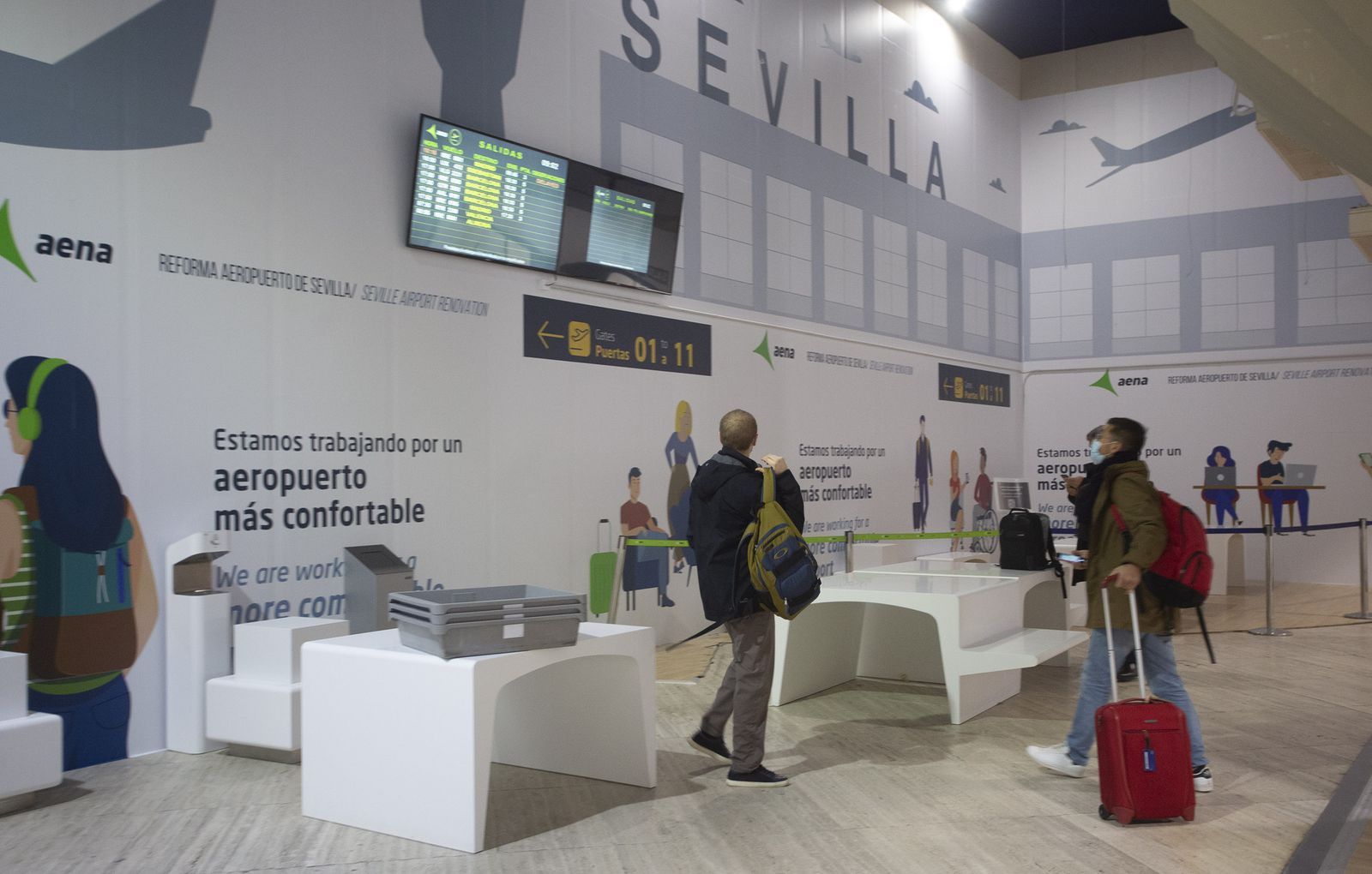 Pasajeros en las instalaciones del aeropuerto de Sevilla.