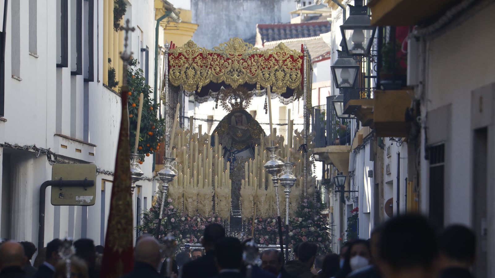 La Virgen de la Salud, por la calle Lineros.