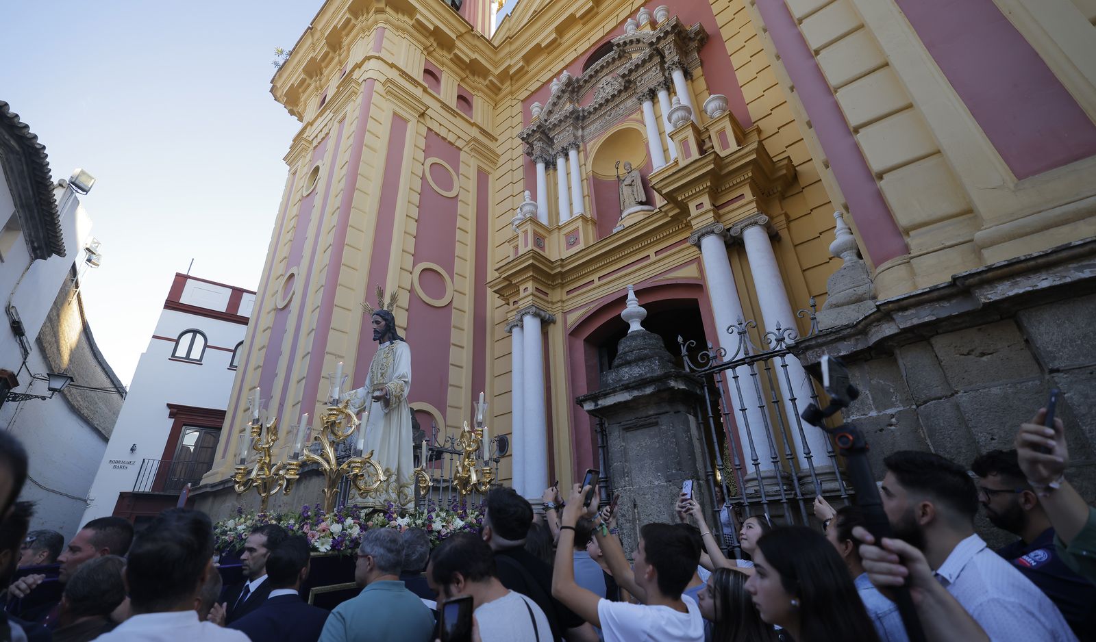 El traslado de los titulares de la Hermandad de la Redención a la iglesia de Santiago, en fotos