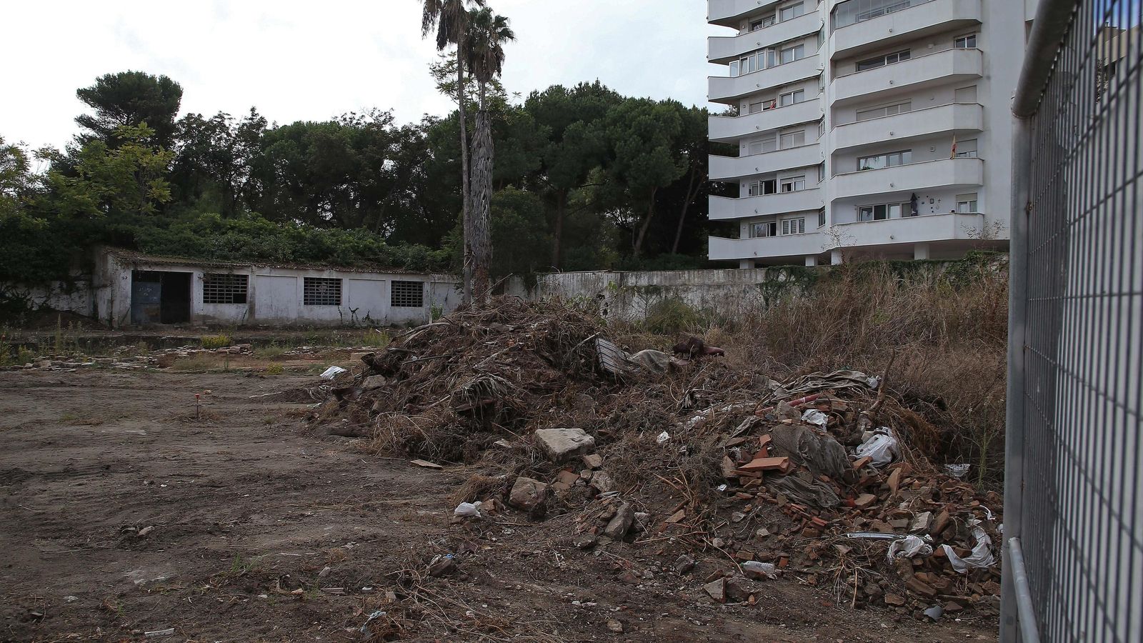 Vista de la parcela donde se ubican las dos factorías romanas de salazón, este miércoles.