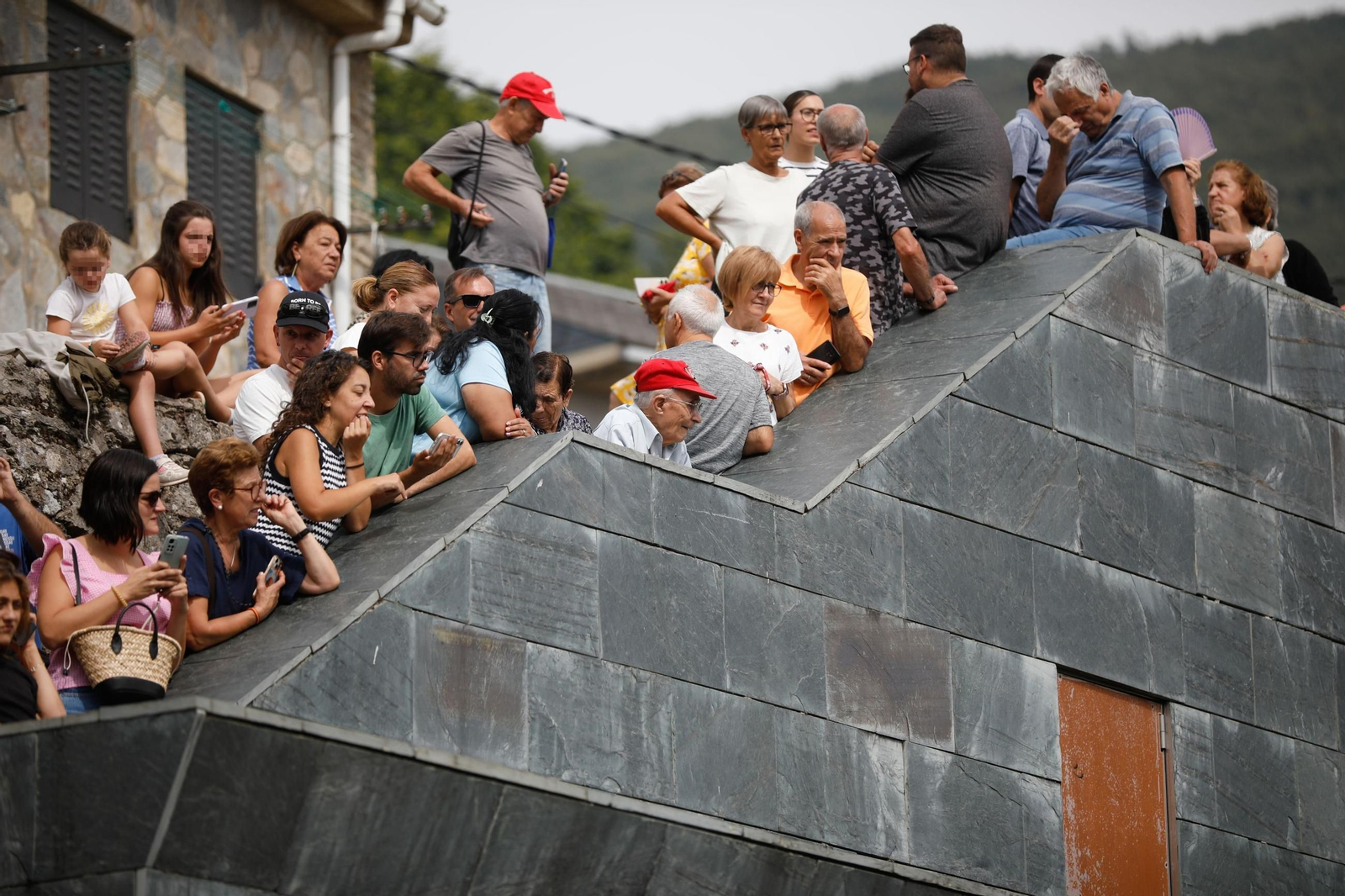 Las fotos de la visita de los Reyes a las zonas afectadas por los incendios en Sanabria y Las Médulas