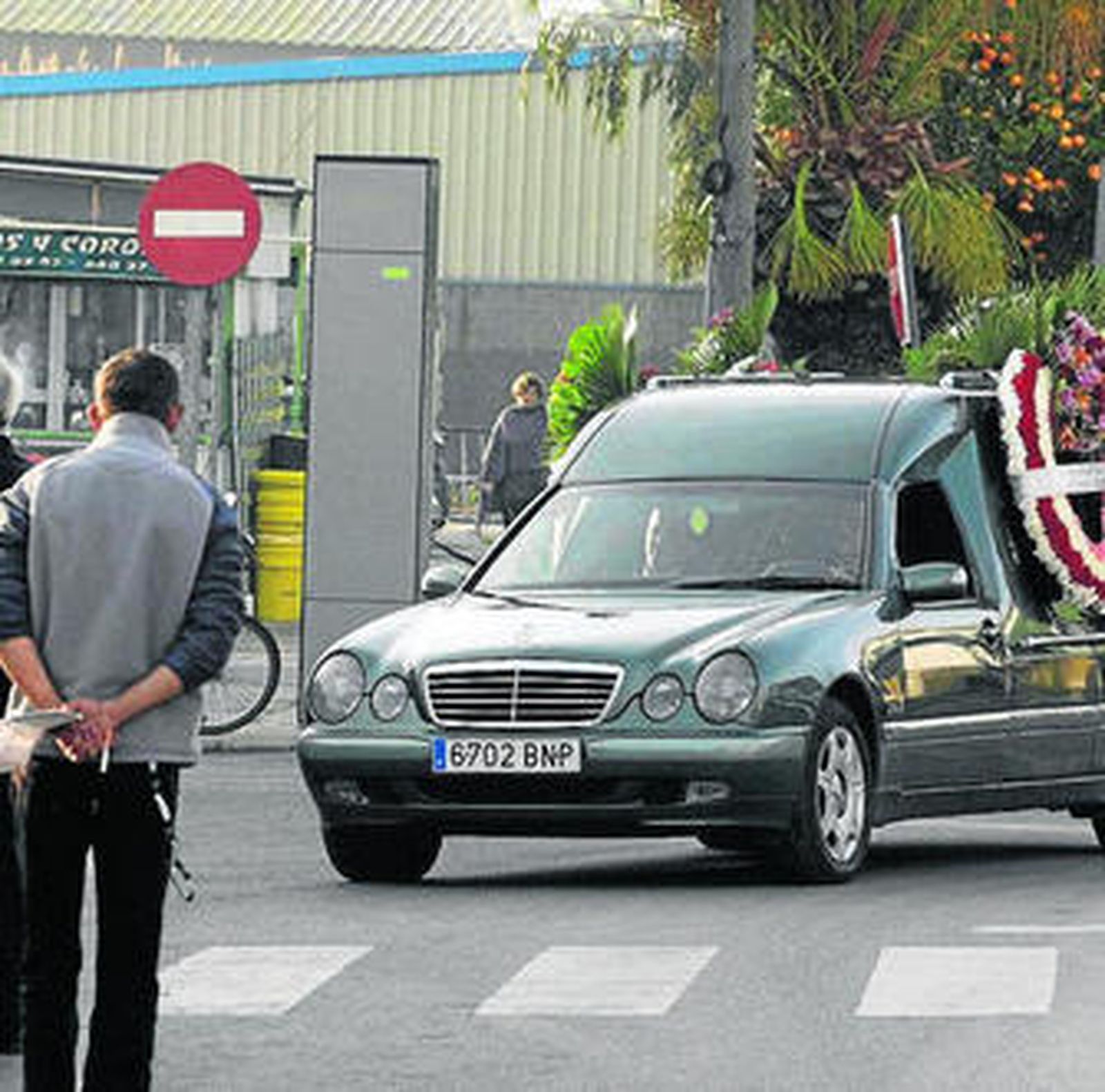 El coche fúnebre con los restos de Laura, a su llegada al cementerio.