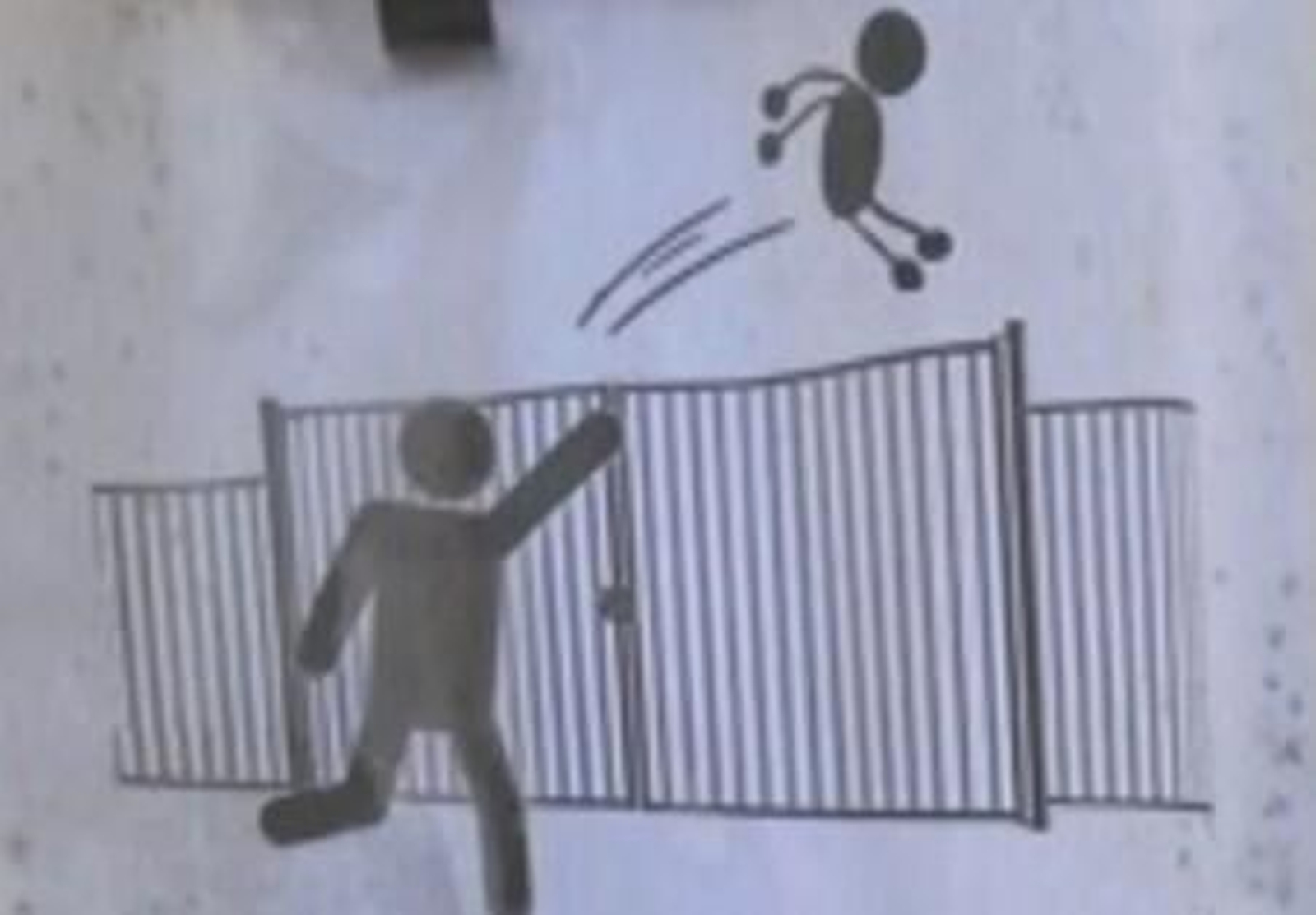 Un colegio francés se queda de unos padres que lanzan a sus hijos por encima de la verja