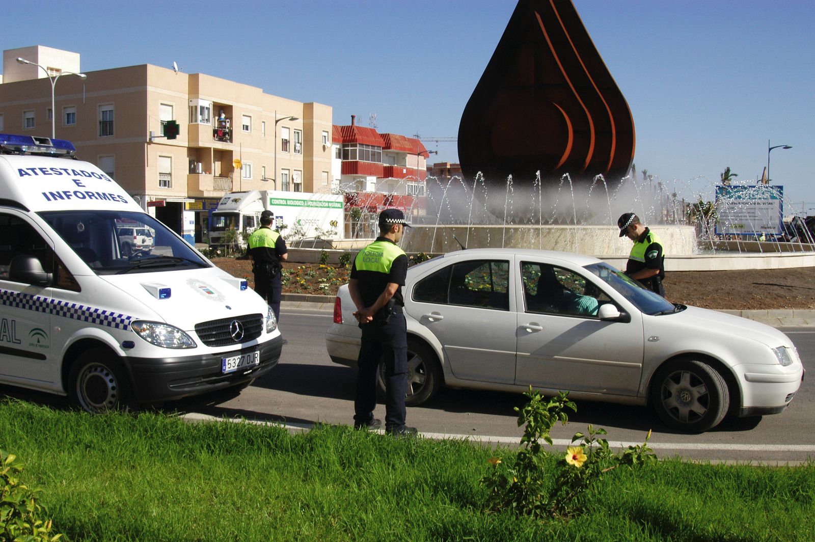 Policías locales durante un control en Vícar.