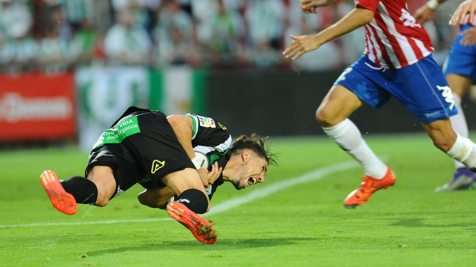 Fidel se queja en el suelo del golpe en la mano en el penalti no pitado ante el Girona.