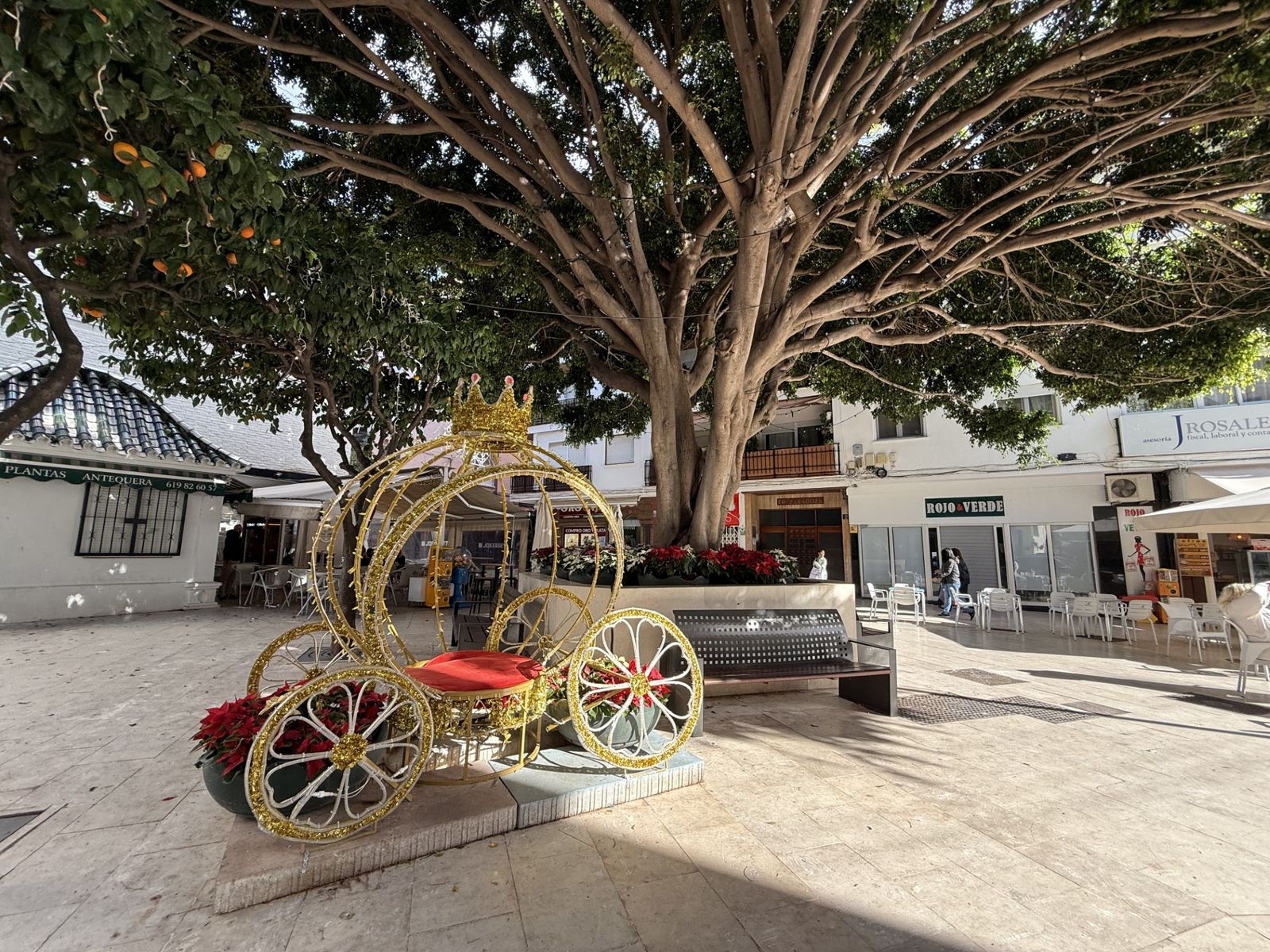 Un adorno navideño en el centro de la ciudad.