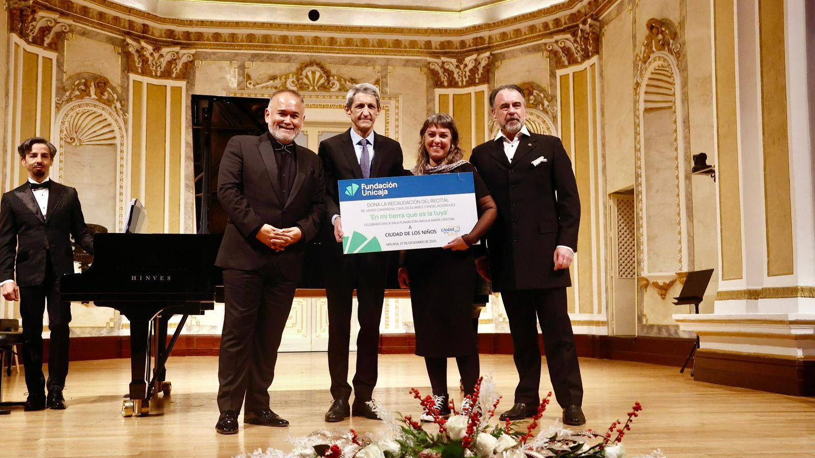Entrega del cheque a La Ciudad de los Niños.