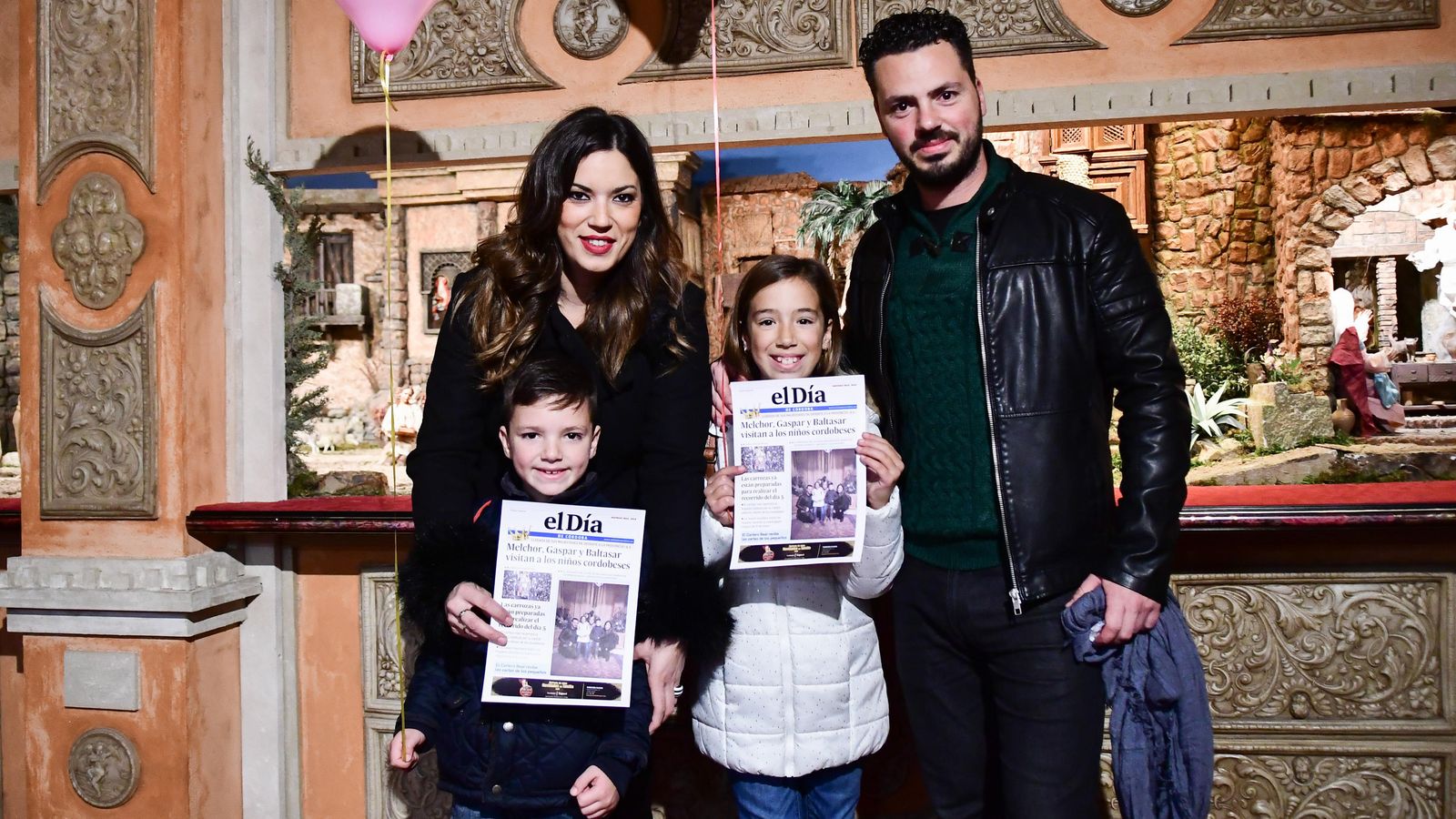 Una familia posa con las portadas de 'El Día' en la que aparecen los hijos.