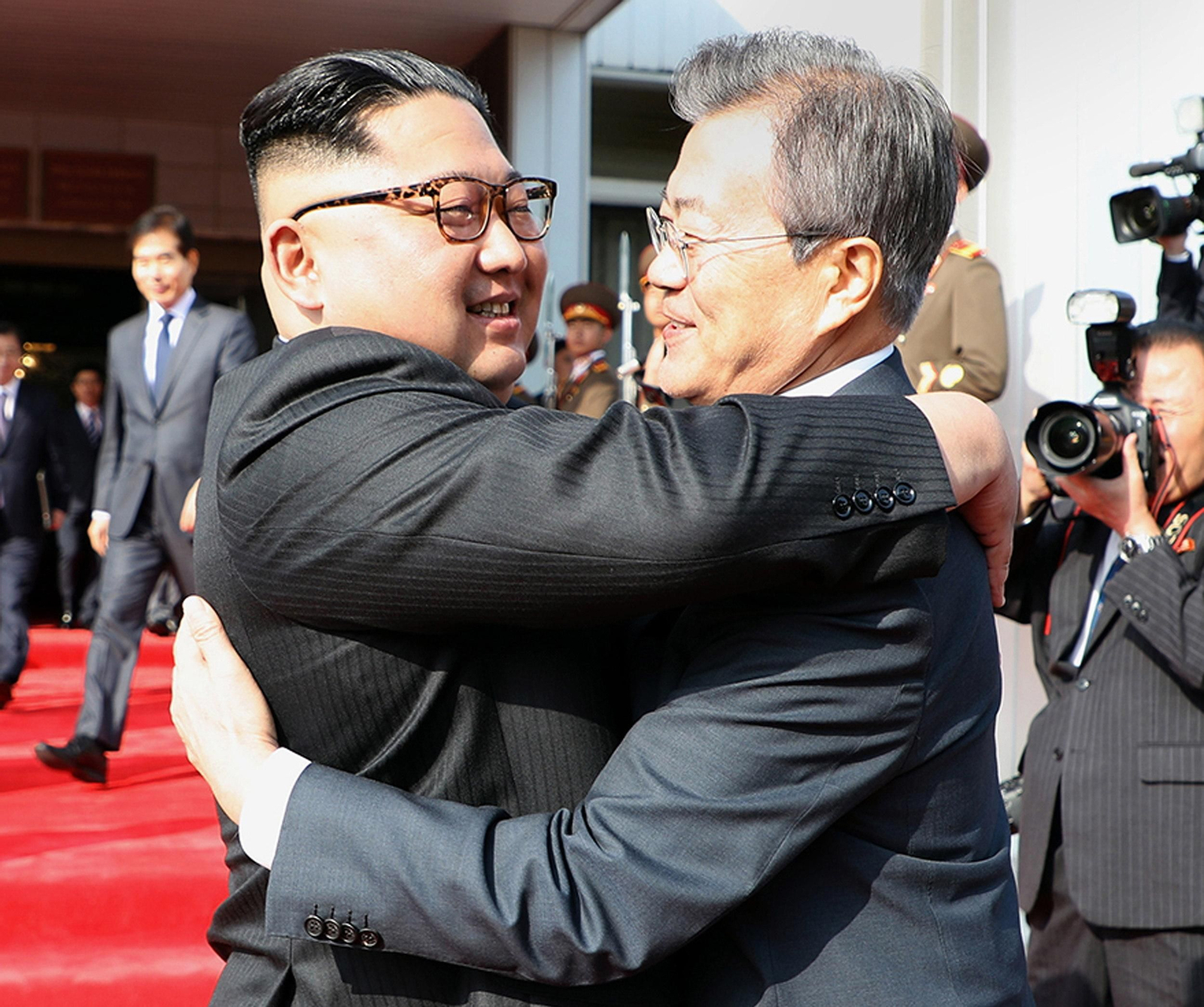 Kim Jong-un y Moon Jae-in se funden ayer en un abrazo en el encuentro secreto entre los líderes de las dos Coreas.