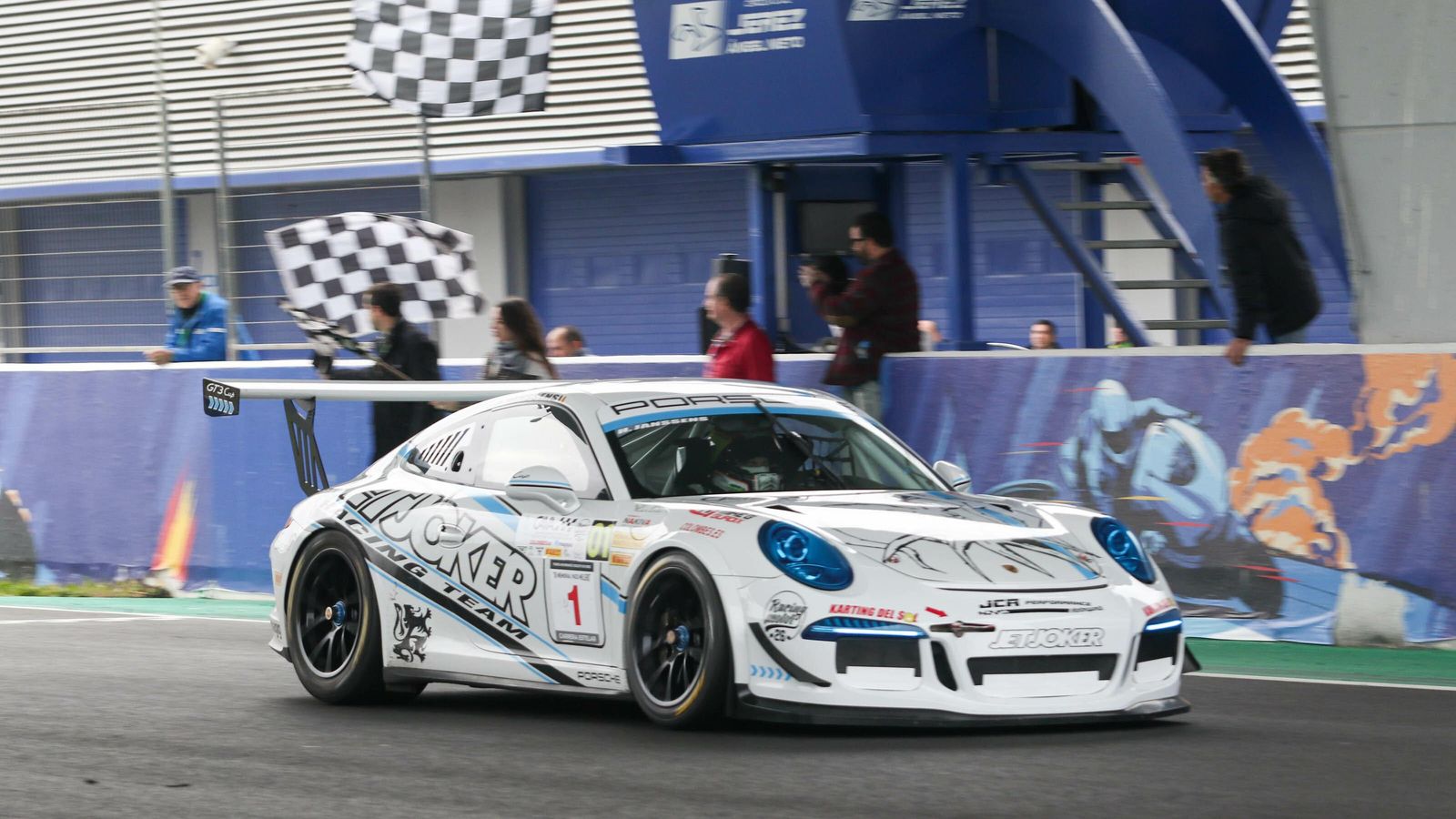 Humberto Janssens, entrando vencedor en la meta del trazado jerezano.