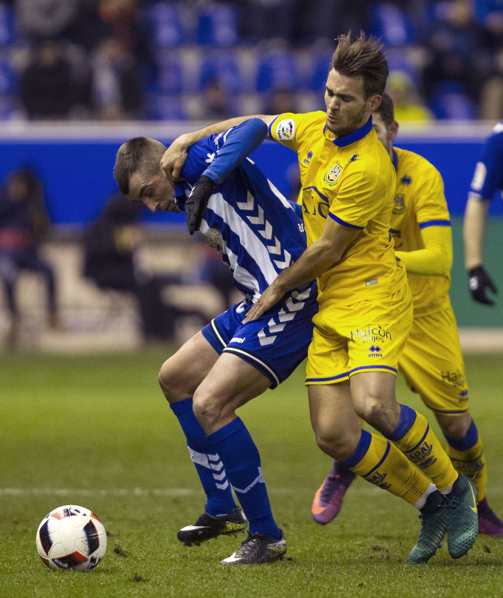 Razvan Ochirosii, de amarillo.