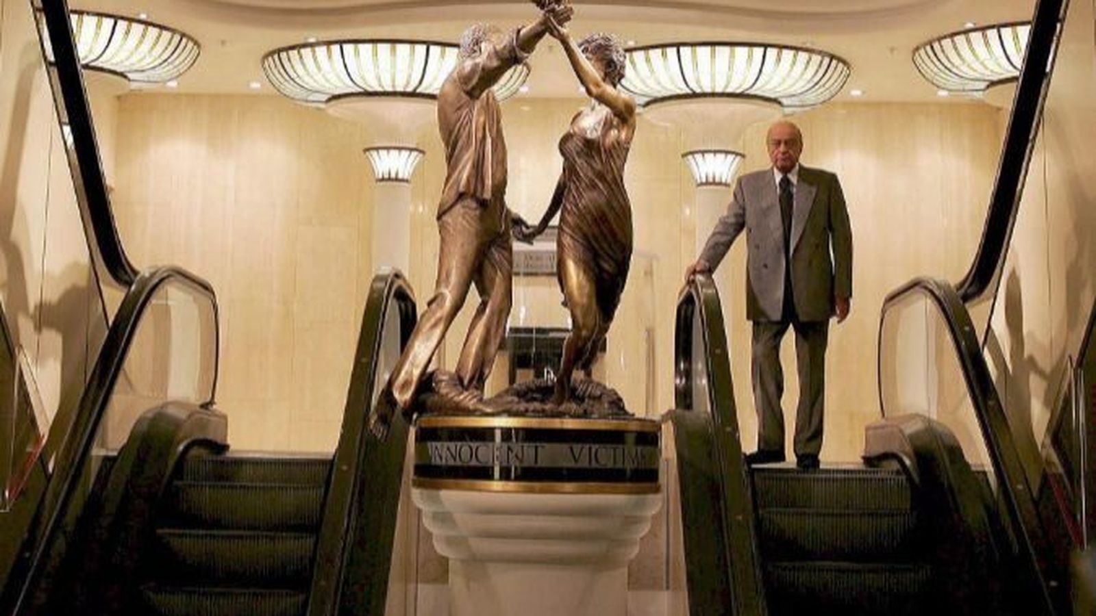 Estatua de Dodi Al-Fayed y Diana junto al padre de él, Mohamed Al-Fayed, en Harrods. Se instaló en 2005 y en 2017 fue retirada.