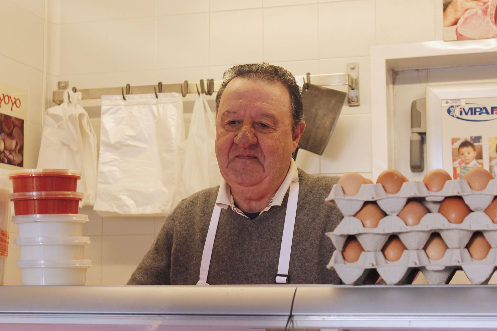 Perico El Melu en el puesto que regenta en el Mercado Central.