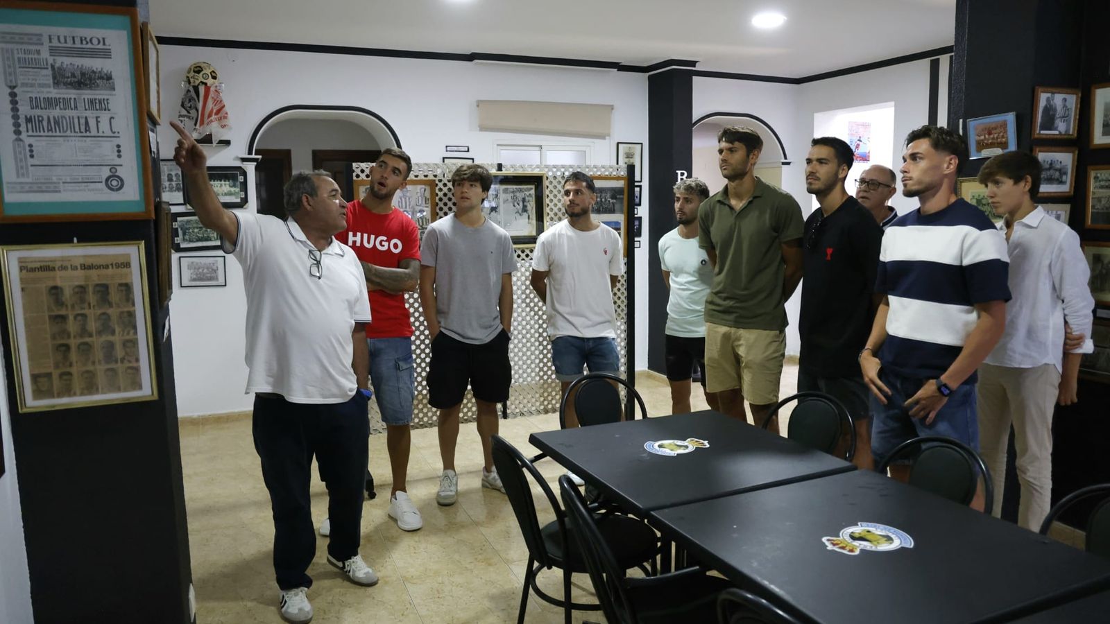 Jugadores de la plantilla de la Balona se empapan de la historia del club.