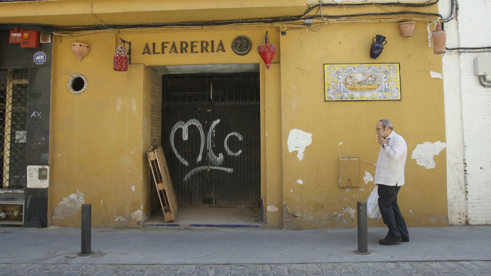 El local de Alfarería cerrado.