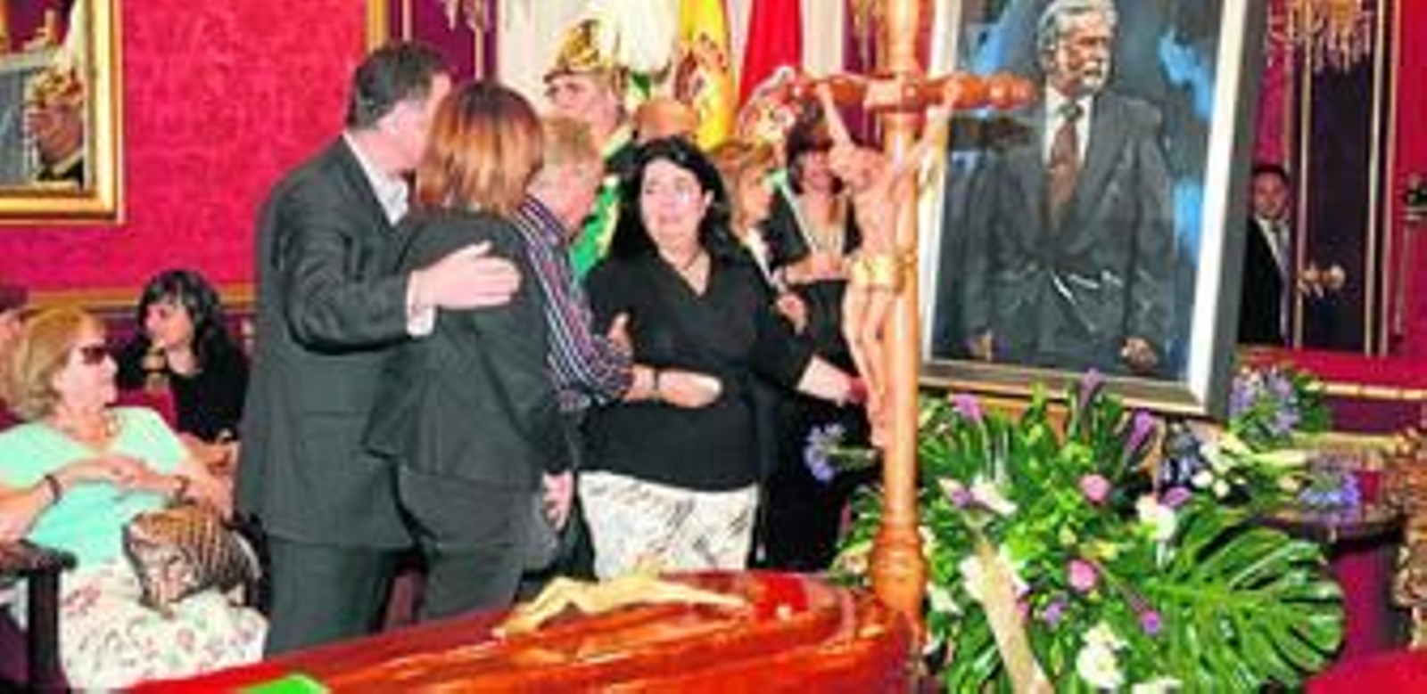 La capilla ardiente se abrió poco después de las 20:00 horas.