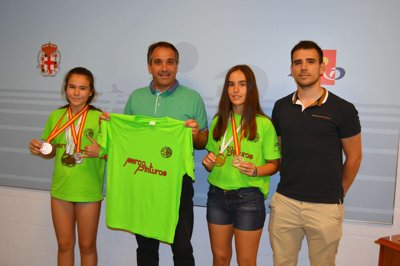 Las medallistas, con el concejal de deportes de la capital, Juanjo Segura