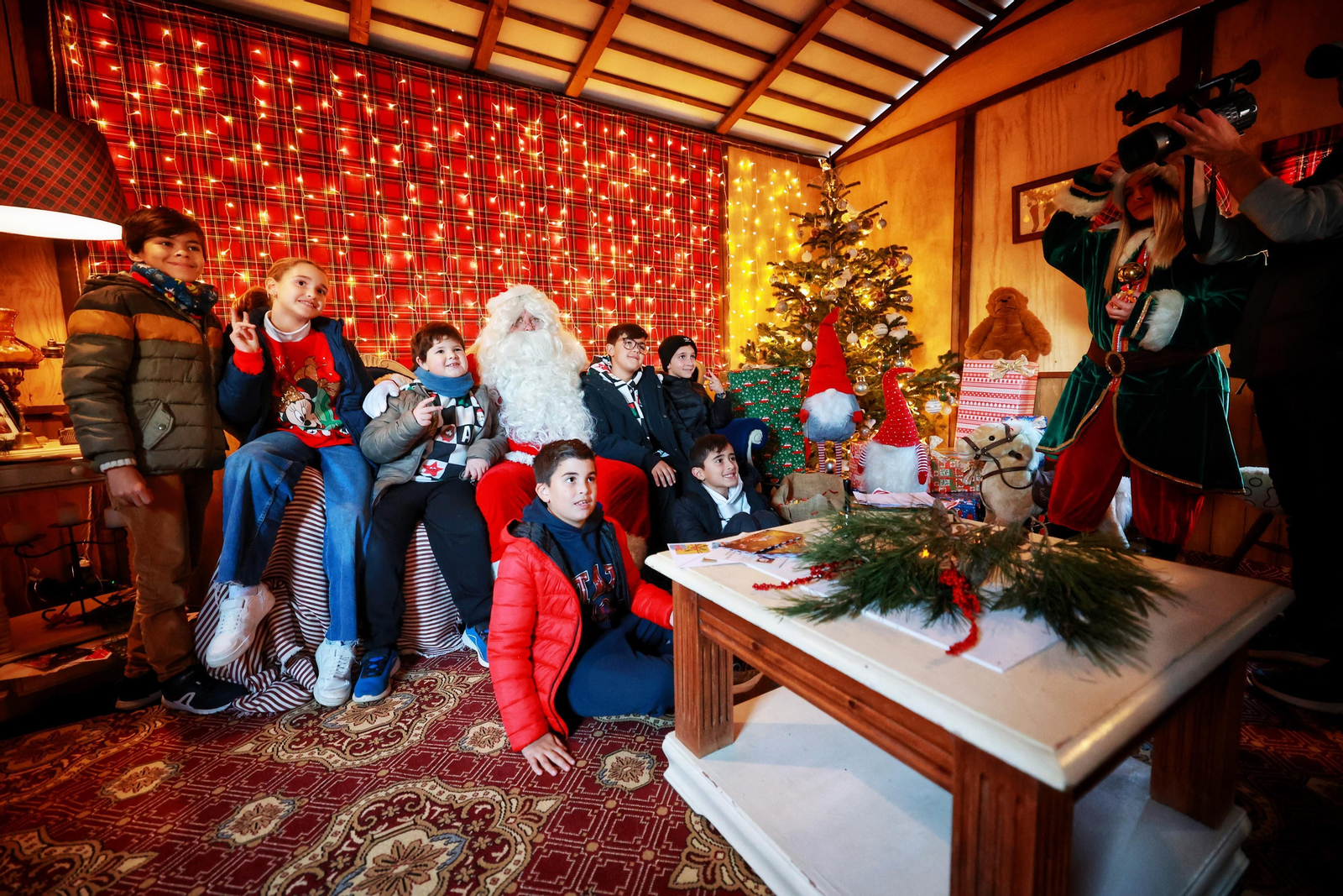 Papa Noel abre su casa en San Fernando: las imágenes de la inauguración y los horarios para visitarlo