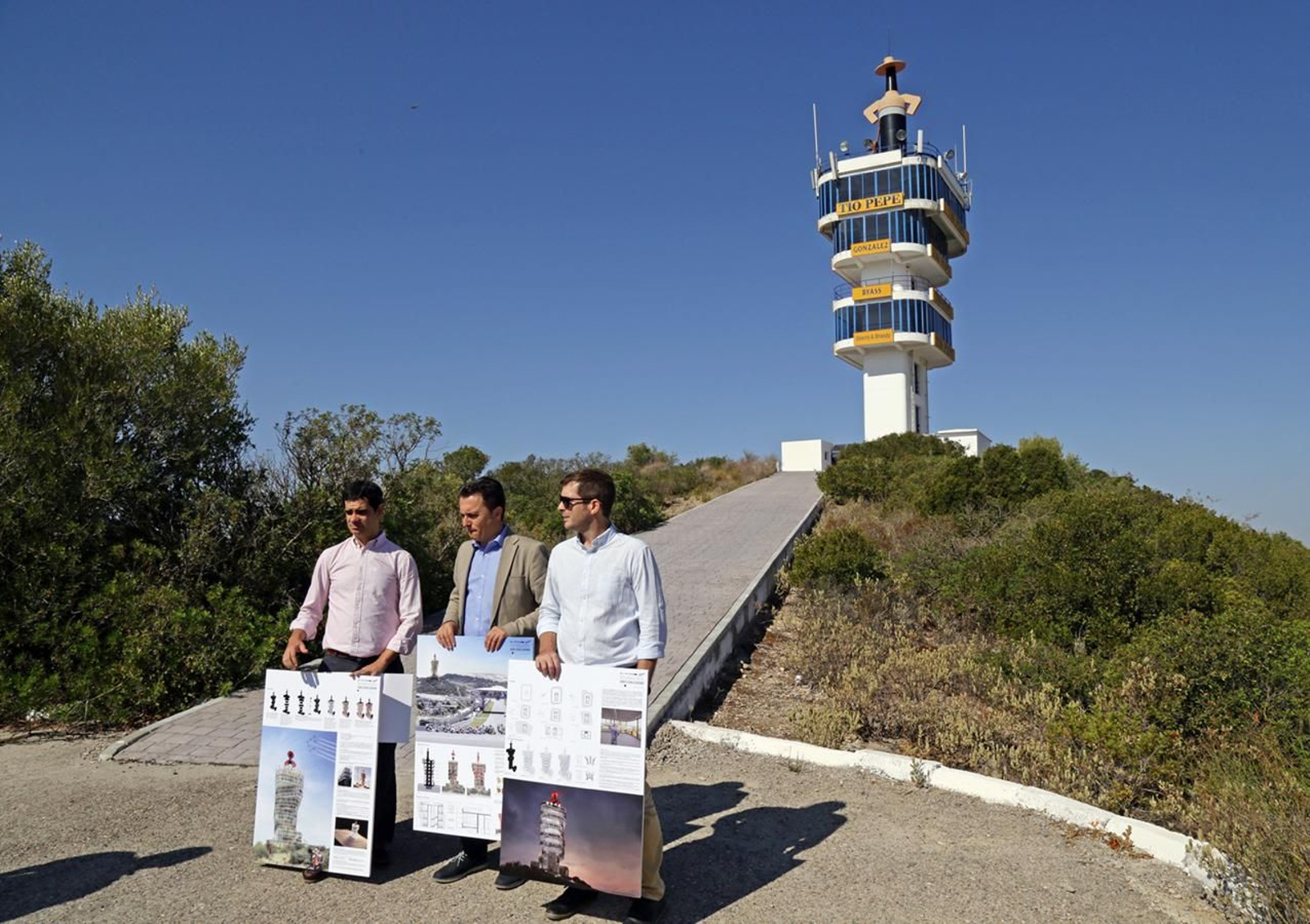 Los arquitectos de la 'nueva' Torre Tío Pepe con el vicepresidente de Cirjesa.