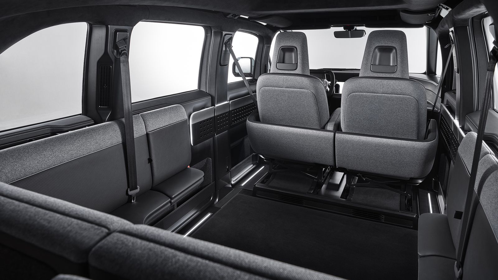 La disposición de asientos en el habitáculo puede variar en la LDV: de una o dos plazas hasta siete; en este caso, con las dos centrales situadas en los paneles de las puertas laterales traseras.