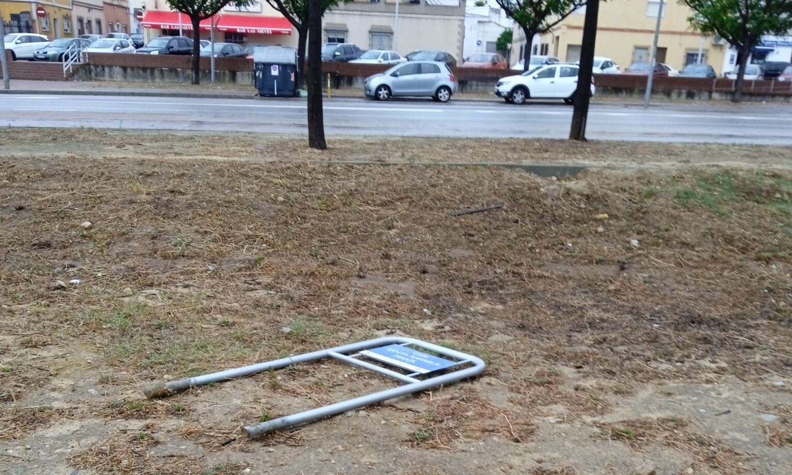 El rótulo con el nombre de la calle Santa Rafaela María, derribado en el suelo.