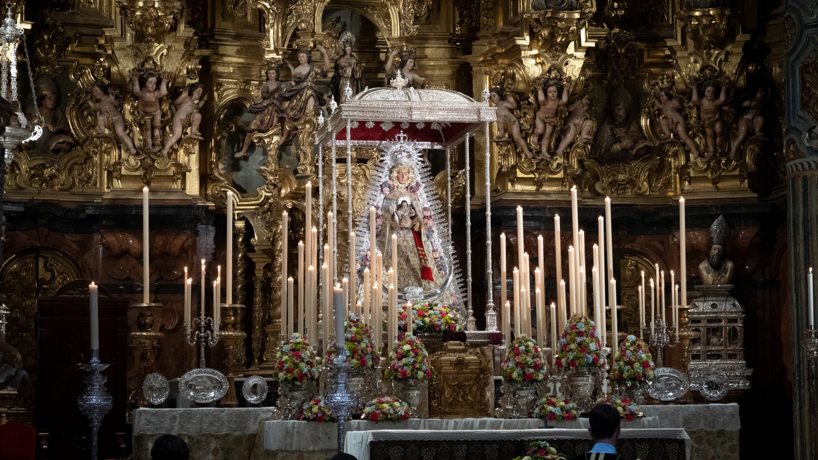 La Virgen del Rocío del Salvador en su altar de cultos