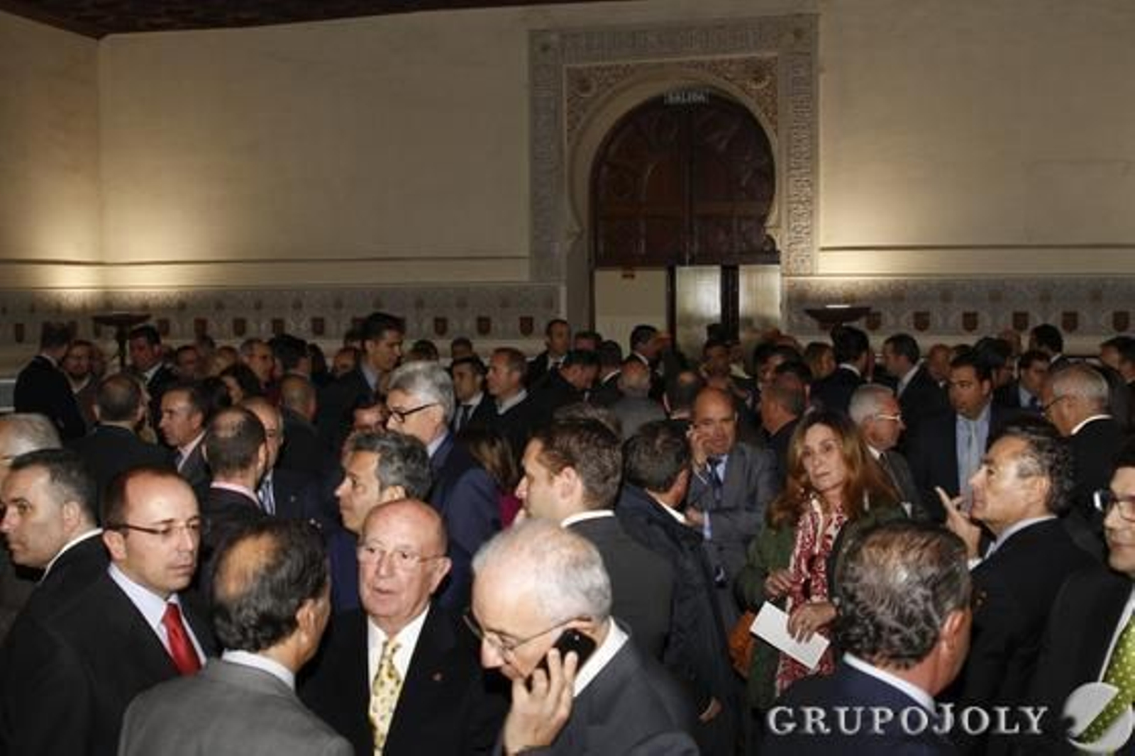 En los momentos previos al acto los invitados pudieron compartir unos minutos con los empresarios invitados por el Banco Popular.

Foto: Alex Camara