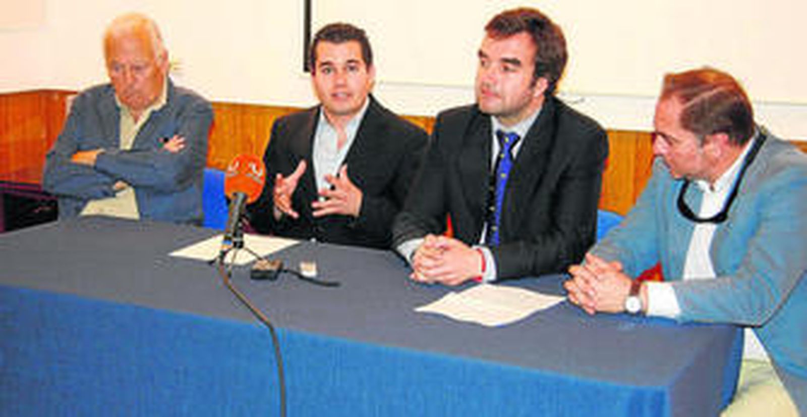 De izquierda a derecha: Manuel Pico (Bellas Artes), José Antonio Larios (Razzia Artis), Millán Alegre (concejal de Cultura) y Raúl Capdevila (Comunicación).