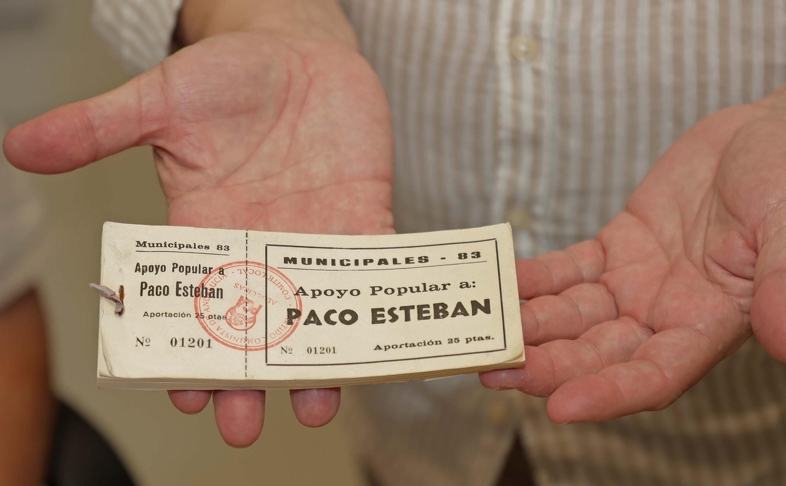 Donanción de la biblioteca y el fondo domucomental de Paco Esteban a la UCA, en imágenes