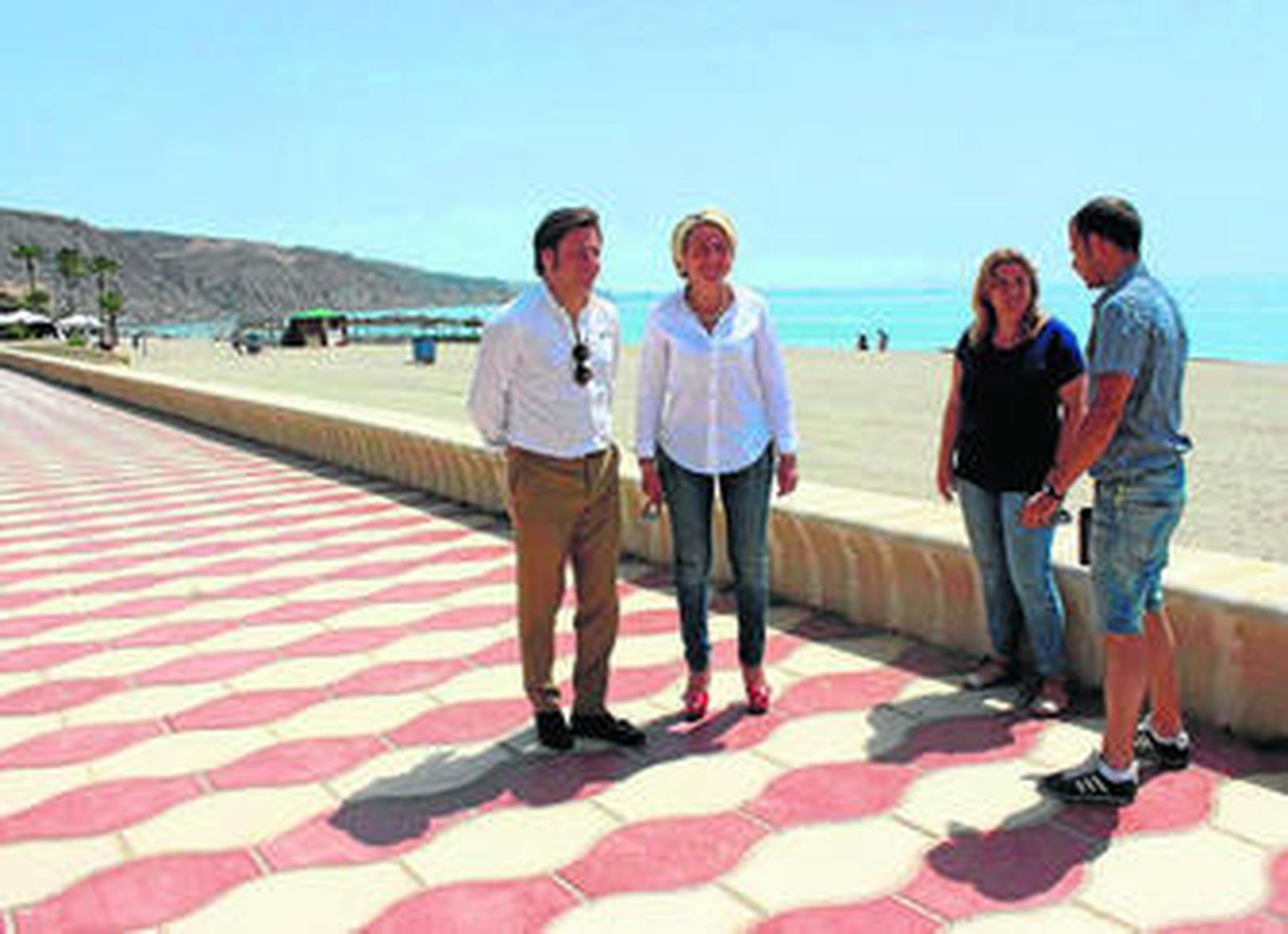 Concejales y responsable de la empresa instaladora visitando la zona, hace sólo unos días.