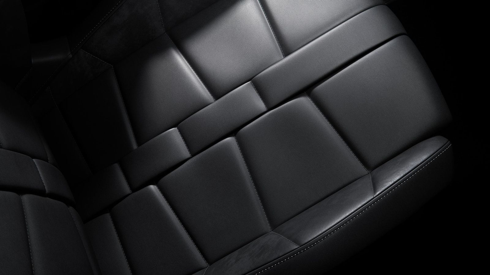 Los asientos de la versión Opera, la más alta, están tapizados con cuero nappa.