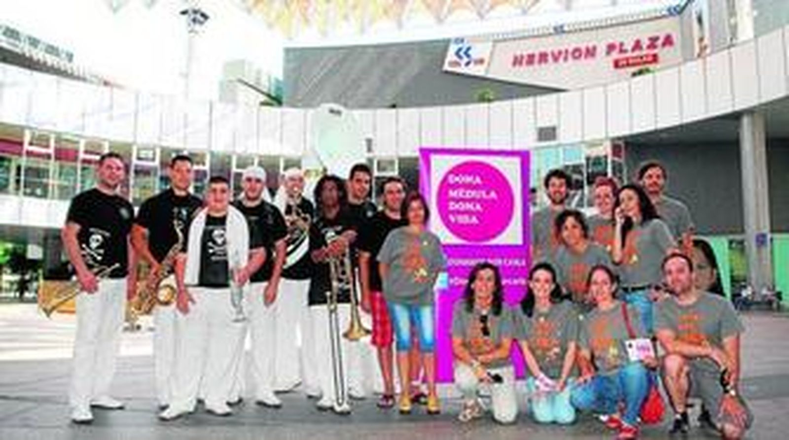Profesores de un colegio de Umbrete (Todos con Carla), con actores y músicos de La Charanga del Pirata, ayer en Nervión Plaza.
