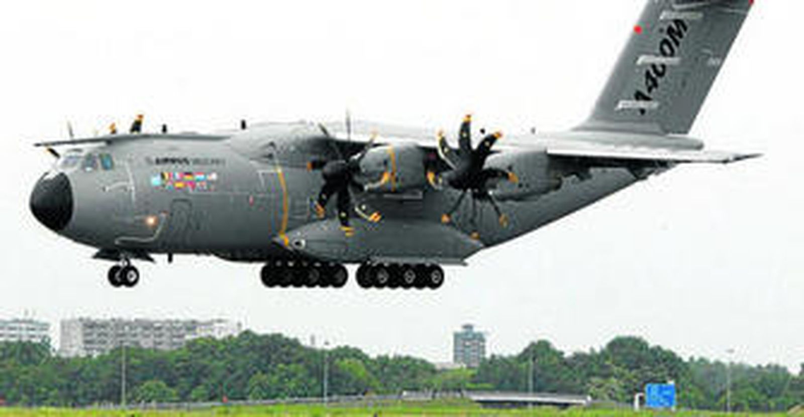 Un A400M se exhibe en vuelo en el marco del salón aeronaútico ILA de Berlín que arrancó ayer.