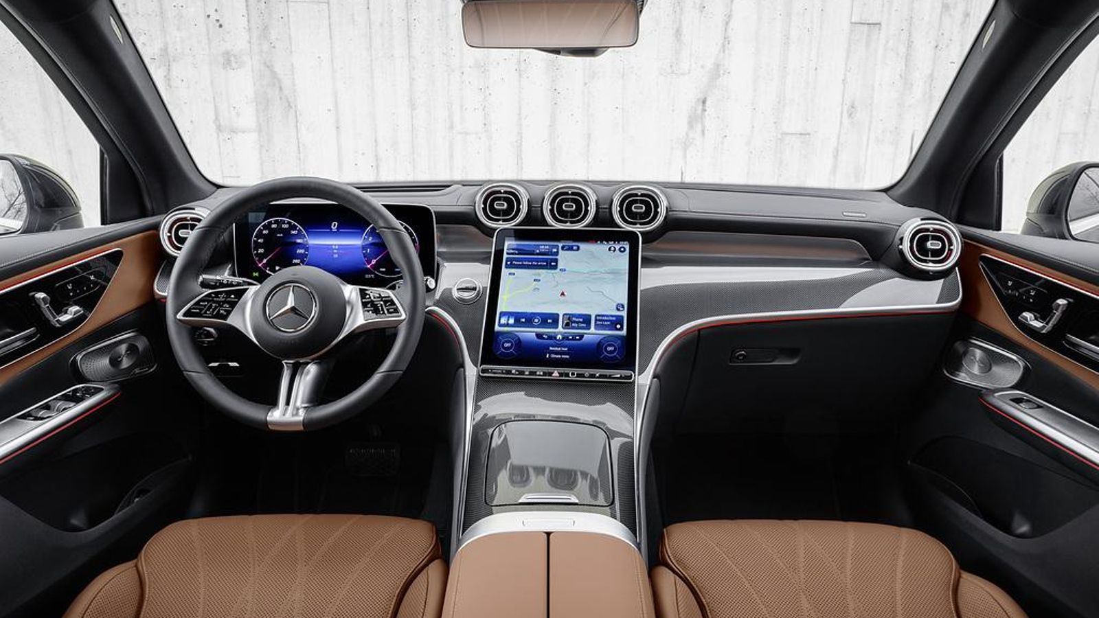 La pantalla central del MBUX que ahora es vertical, es de 11,9”, mientras que tras el volante se sitúa una de 12,3”.