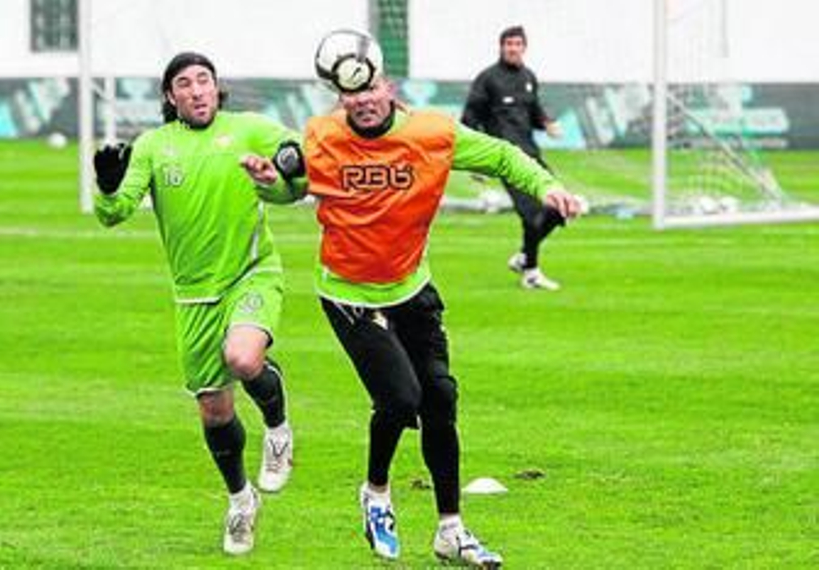 Pavone disputa un balón con Rivas.