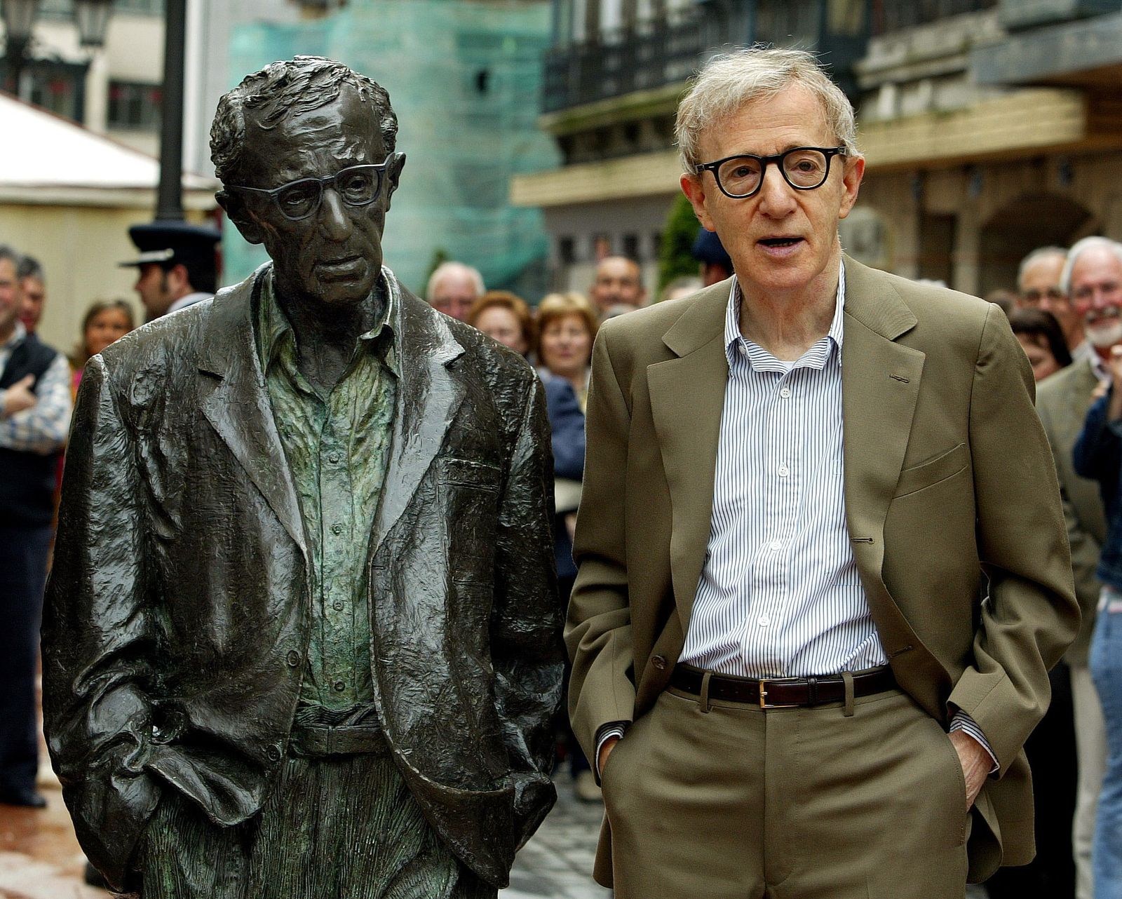 Woody Allen, en una imagen de archivo, junto a su estatua en Oviedo.